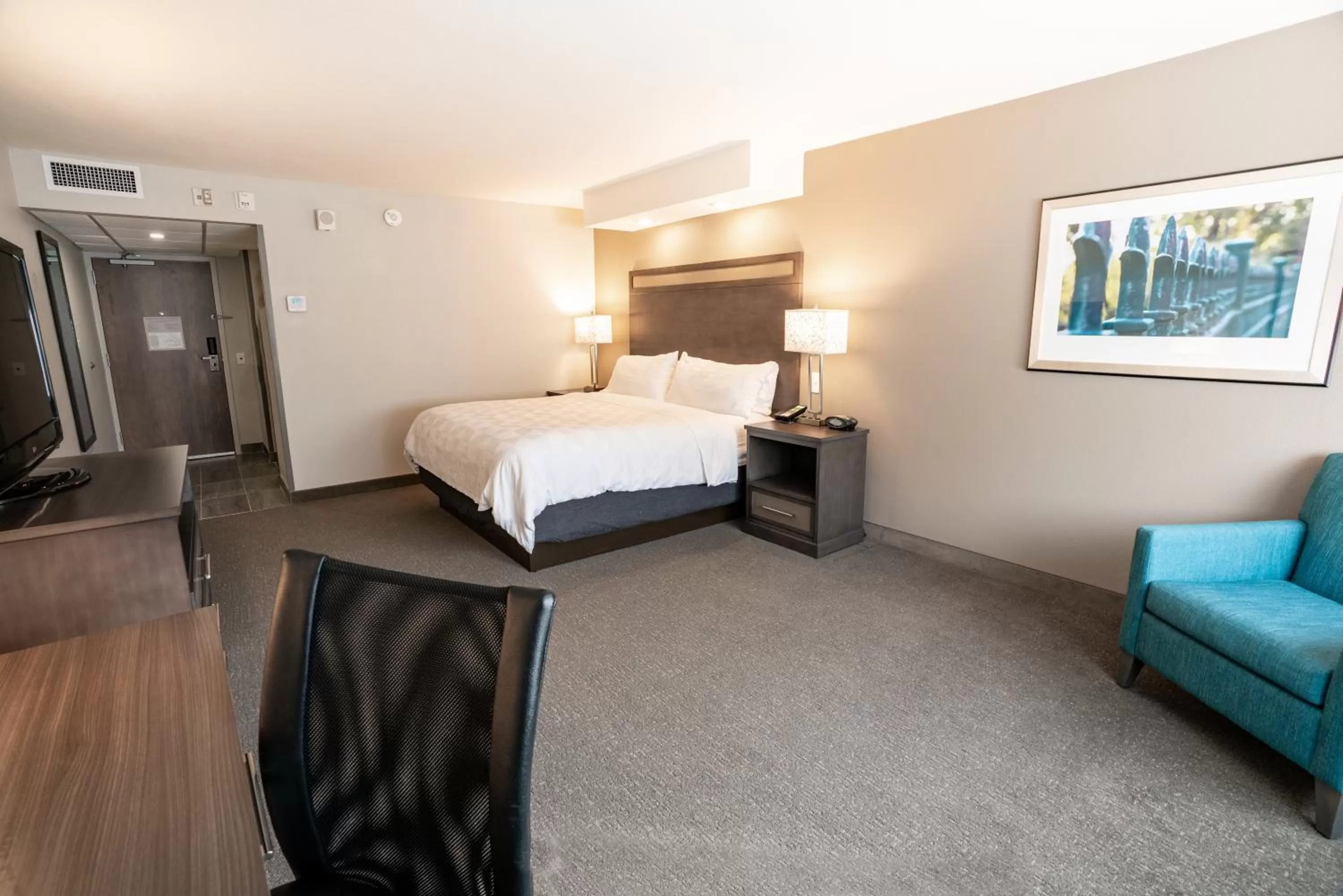 Photo of the whole room, Bed in Holiday Inn Kearney by IHG