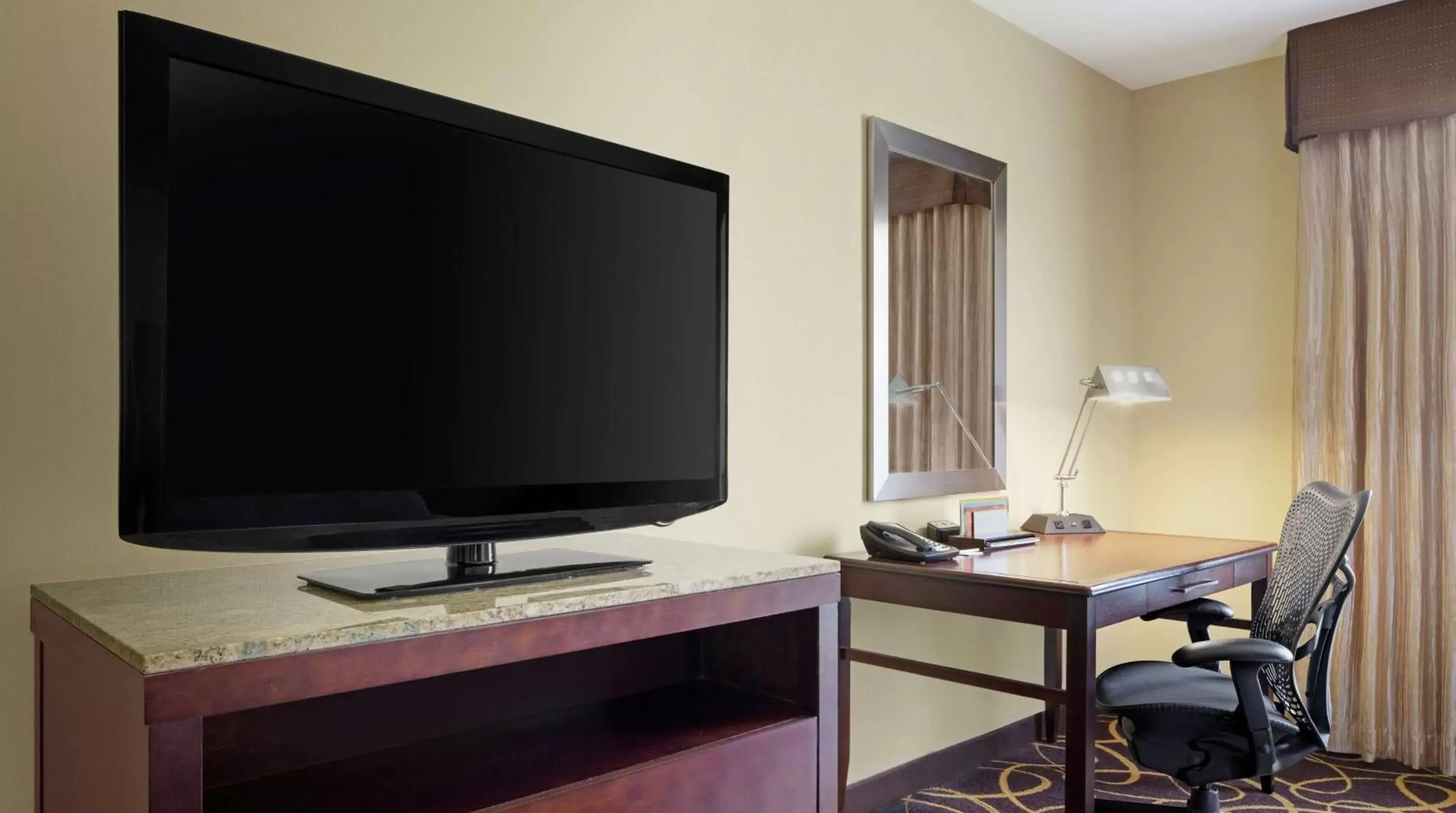 Bedroom, TV/Entertainment Center in Hilton Garden Inn Shreveport Bossier City