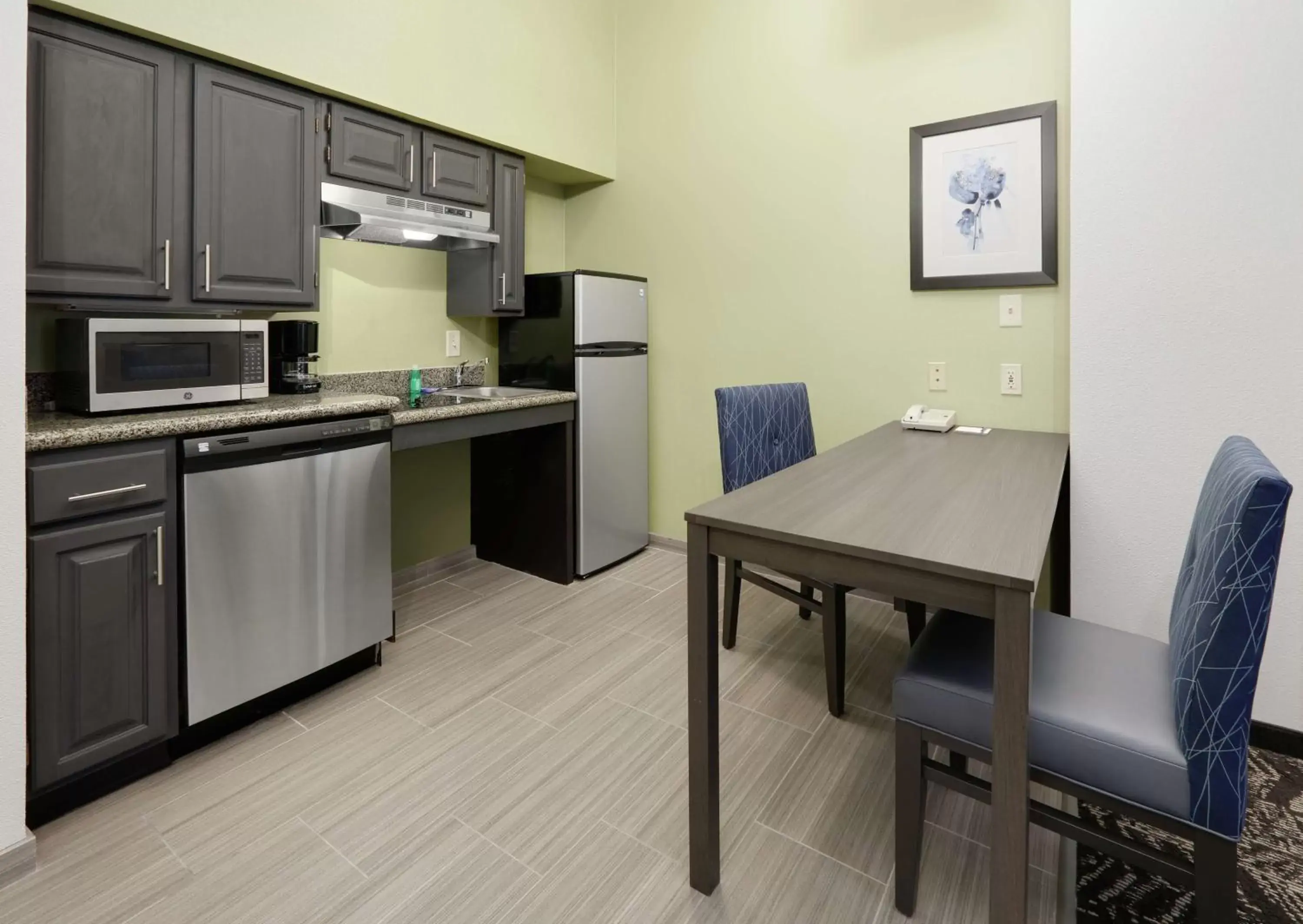 Bedroom, Kitchen/Kitchenette in Homewood Suites by Hilton Saint Louis-Chesterfield