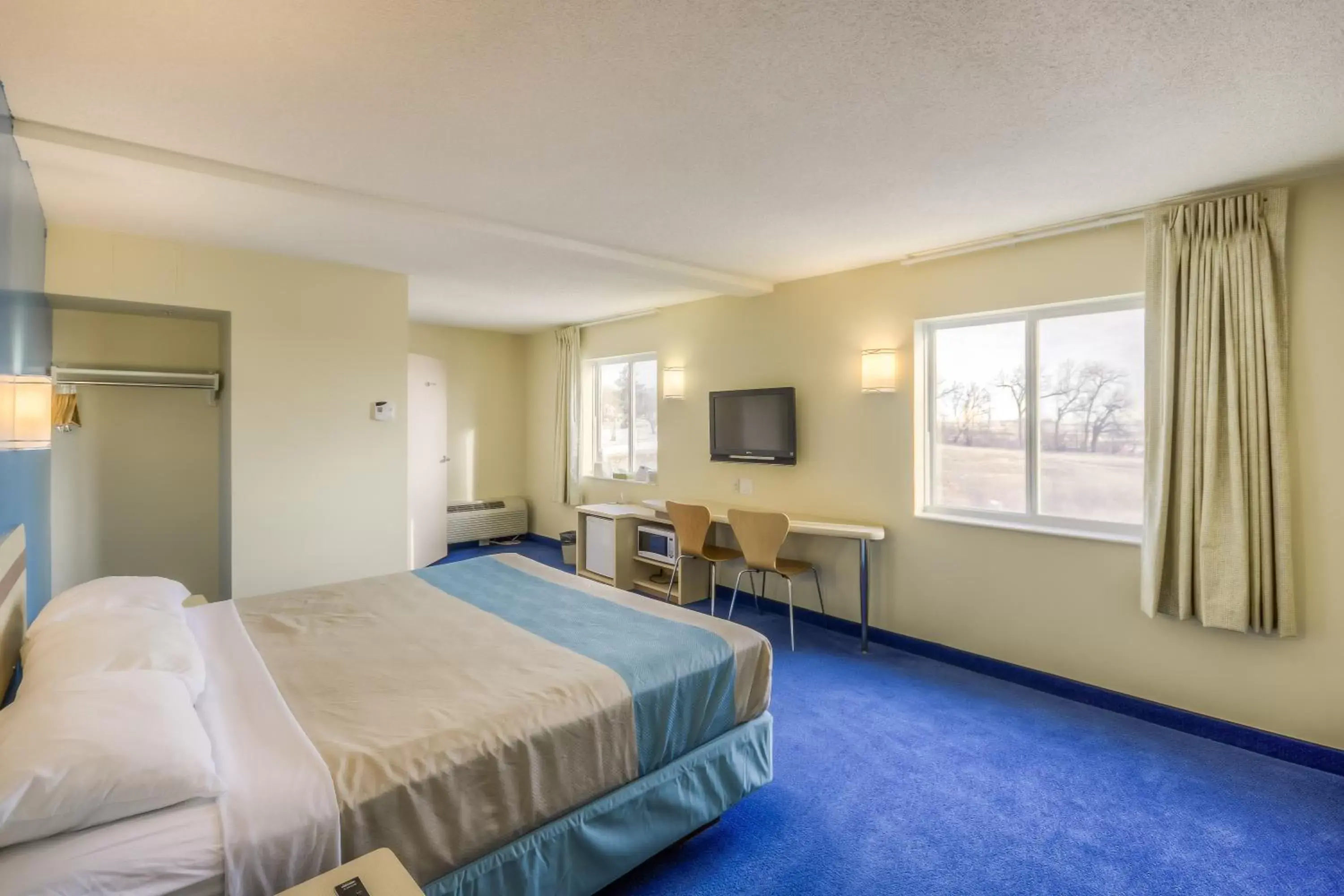 Bedroom, Bed in Motel 6-Estevan, SK