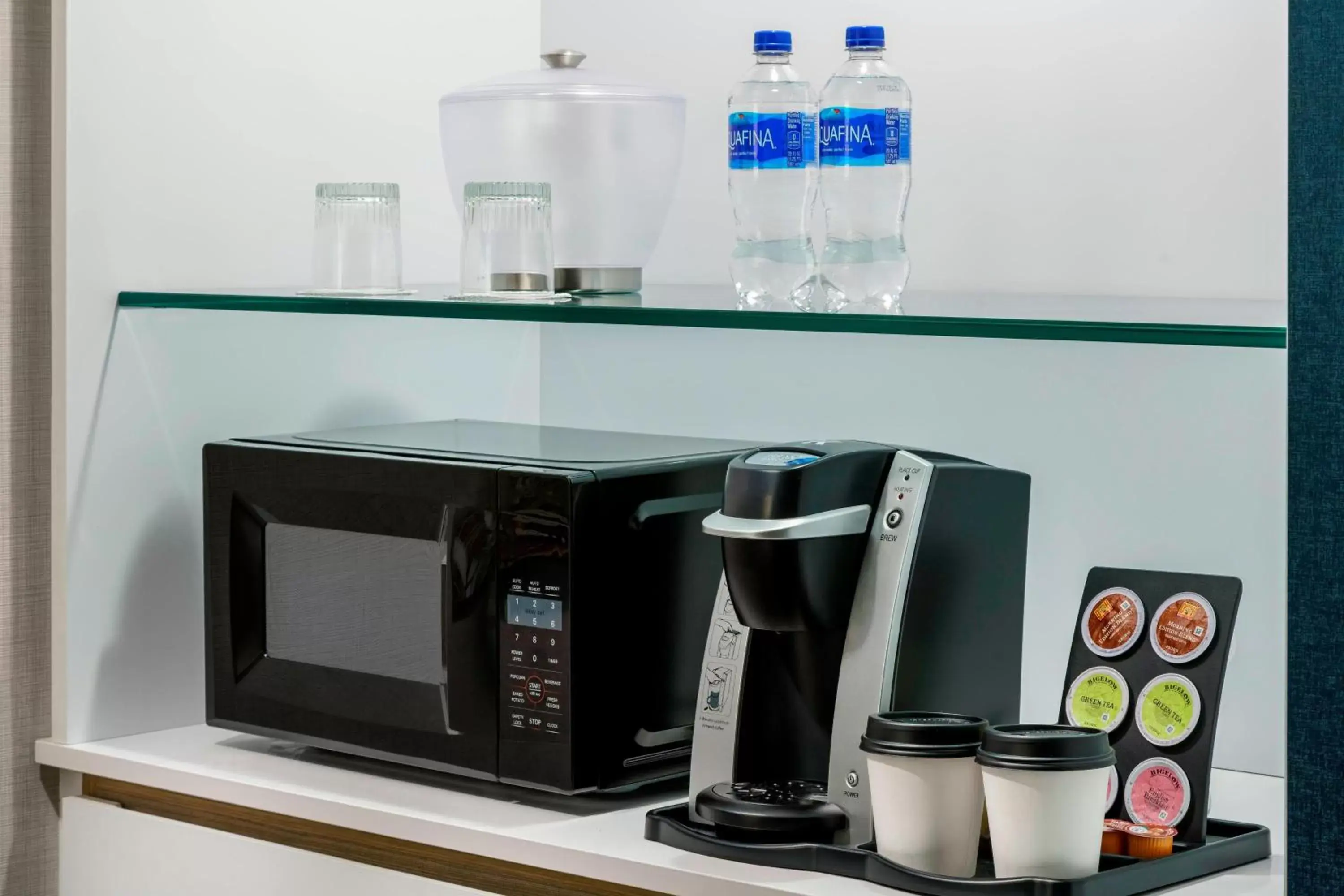 Photo of the whole room, Coffee/Tea Facilities in SpringHill Suites by Marriott Belmont Redwood Shores