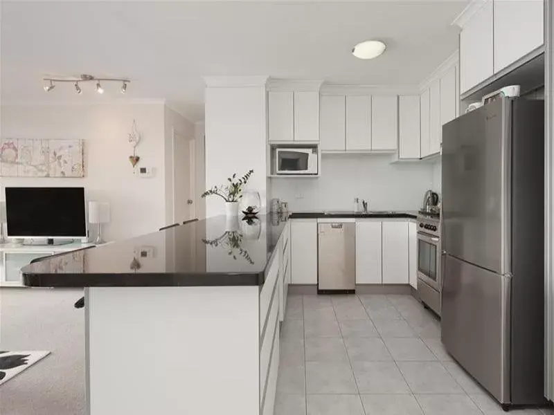 Dining area, Kitchen/Kitchenette in River Plaza Apartments