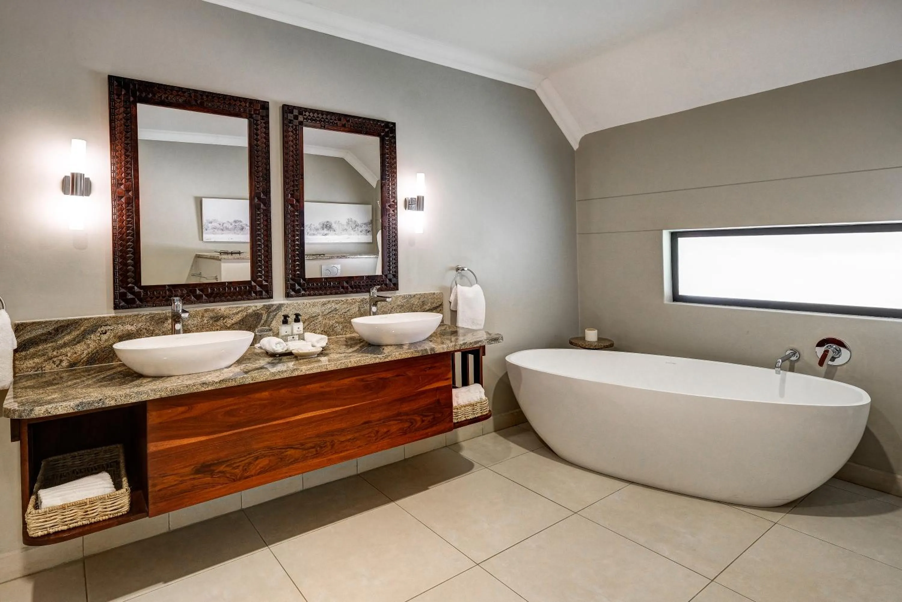 Bathroom, Bed in Ilala Lodge Hotel