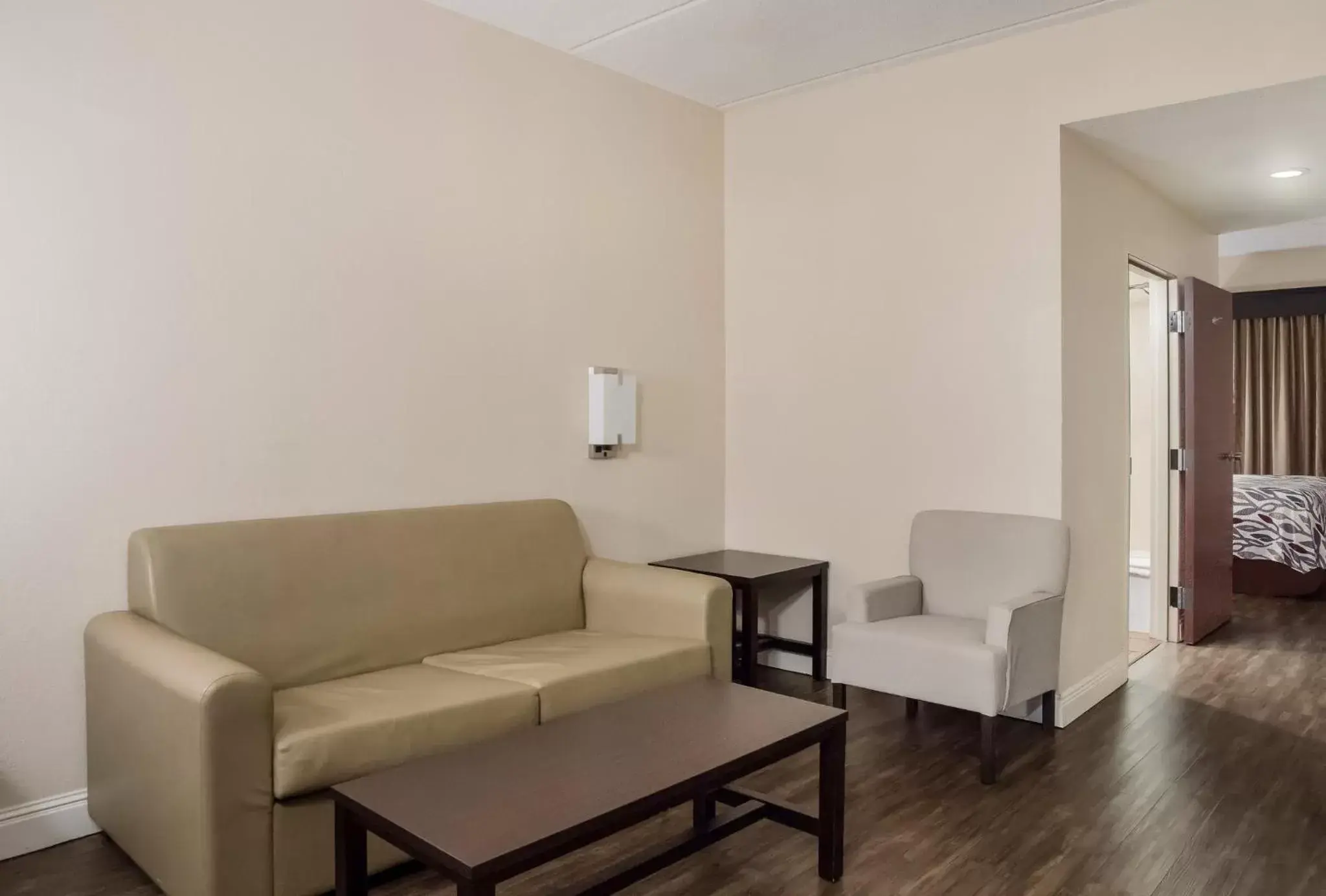 Photo of the whole room, Seating Area in Red Roof Inn Tupelo