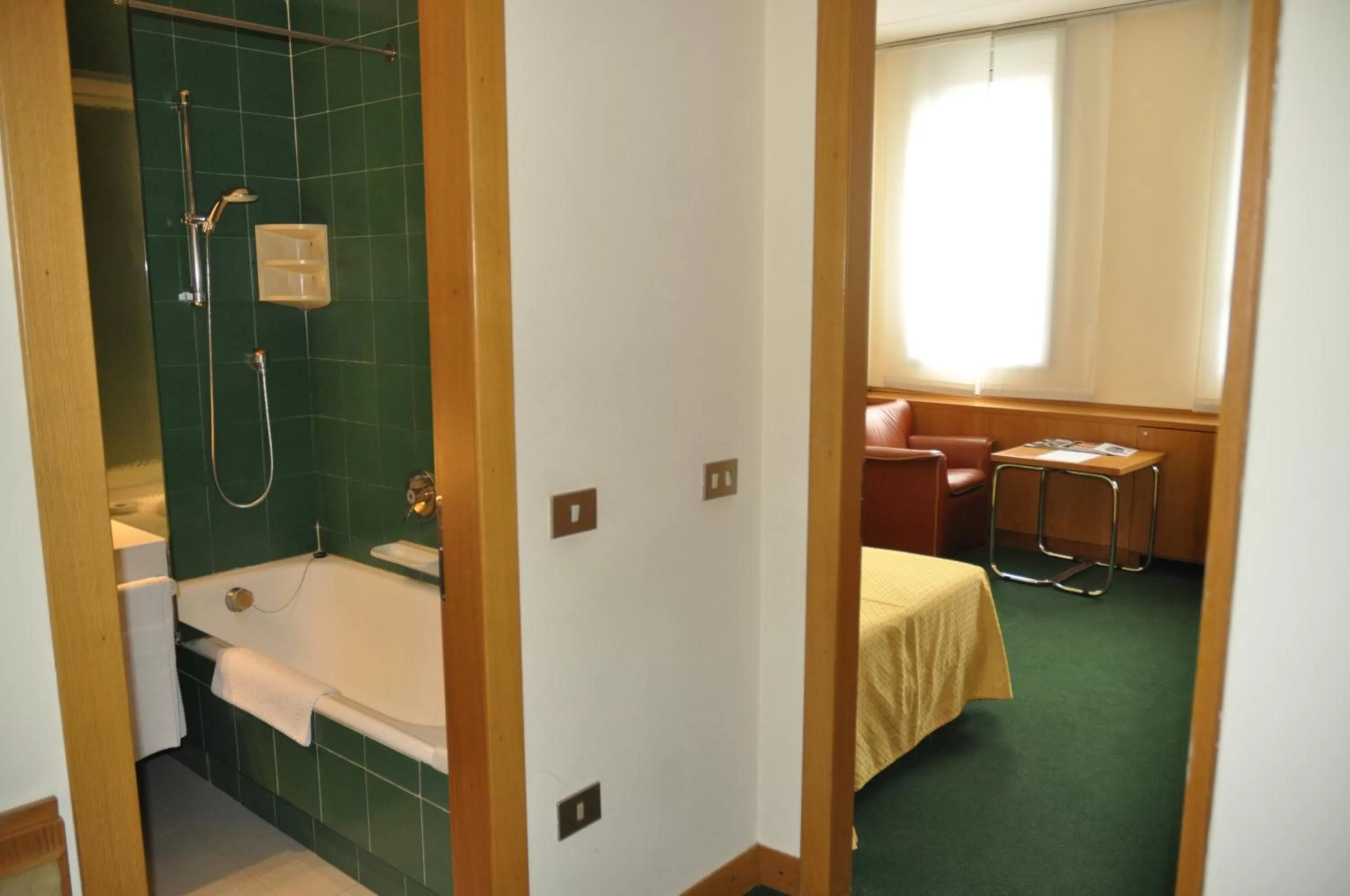 Bathroom, Bed in Hotel Galileo