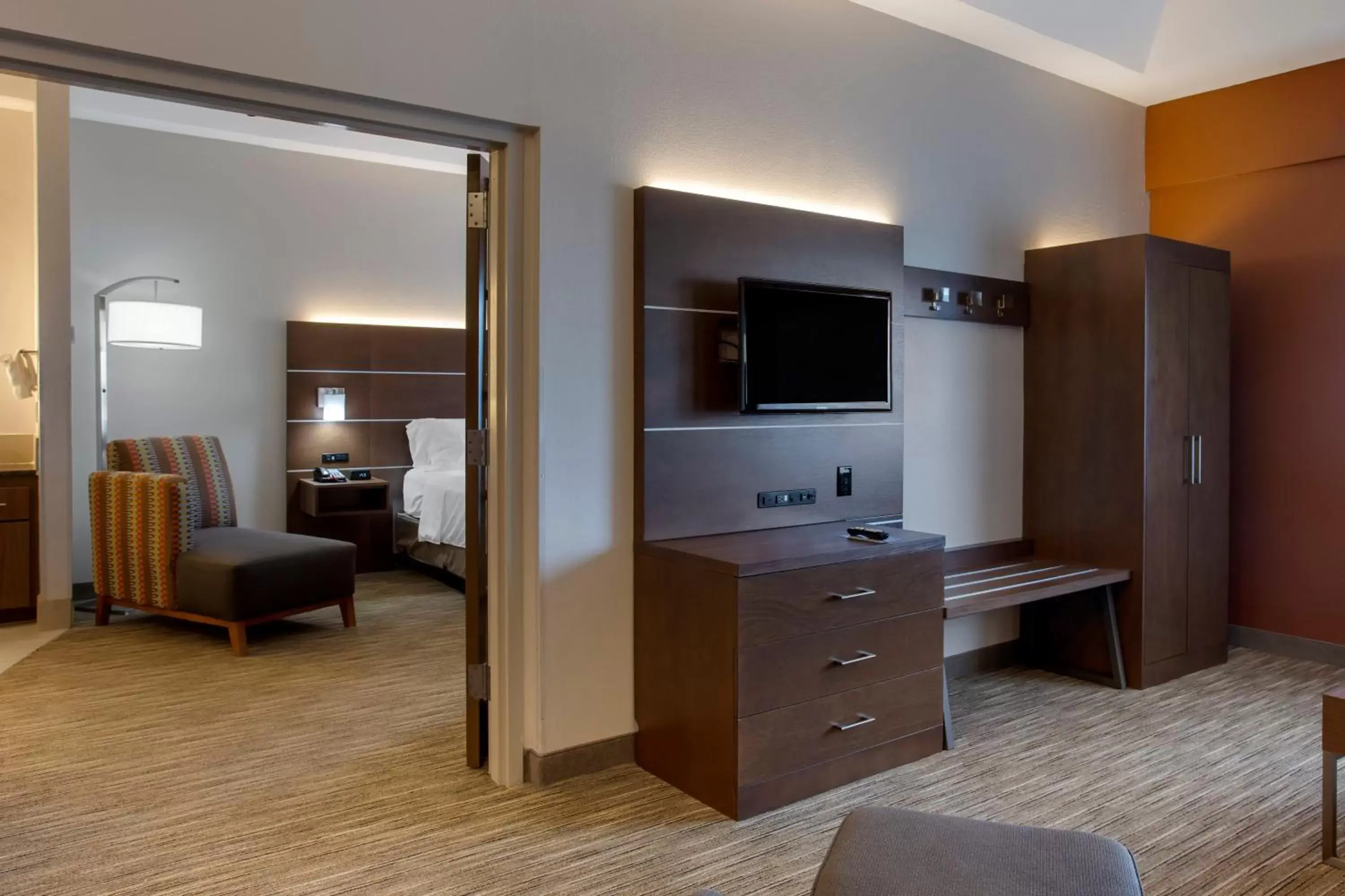 Bedroom, TV/Entertainment Center in Holiday Inn Express Branson- Green Mountain Drive, an IHG Hotel