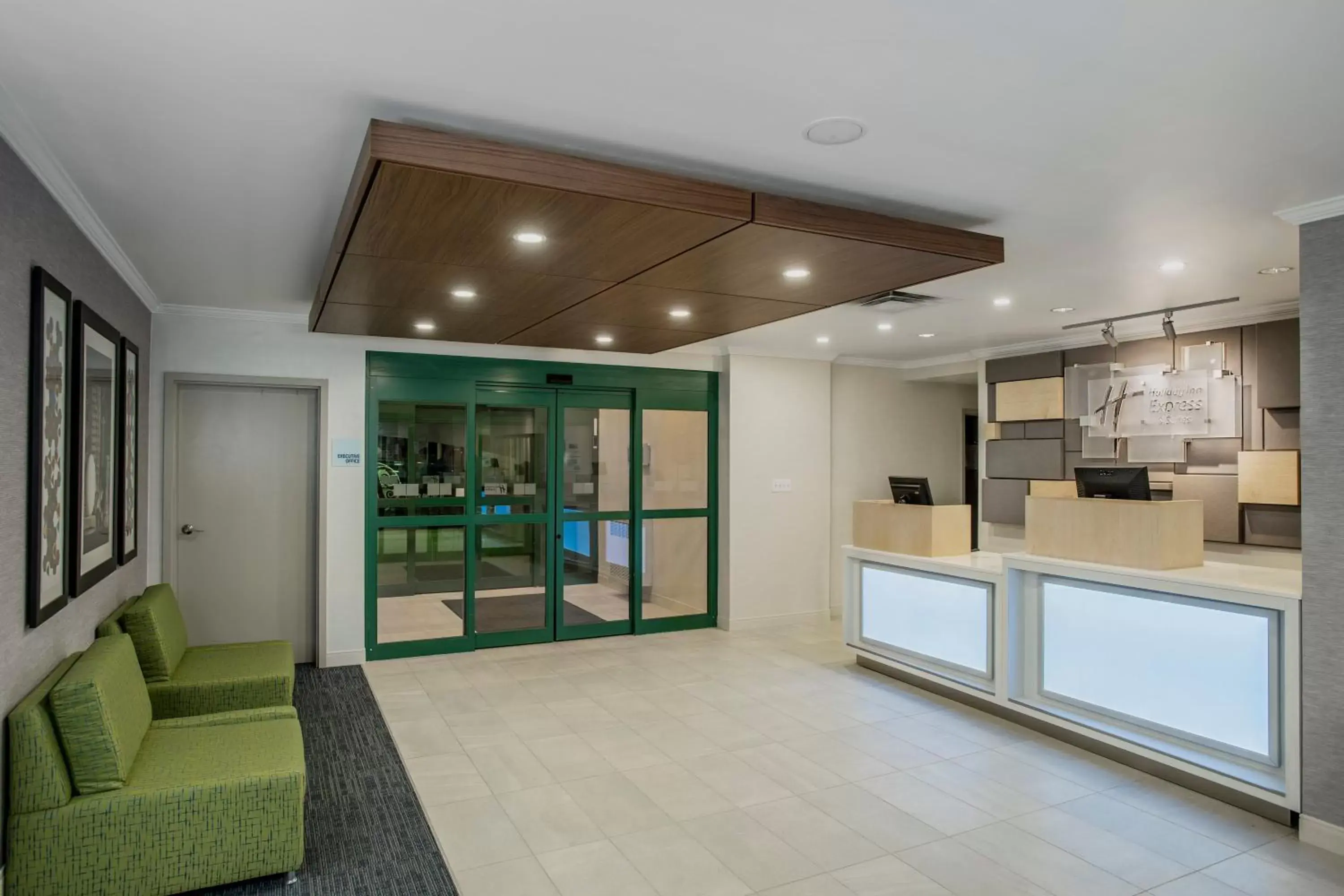 Lobby or reception, Lobby/Reception in Holiday Inn Express & Suites Medicine Hat, an IHG Hotel