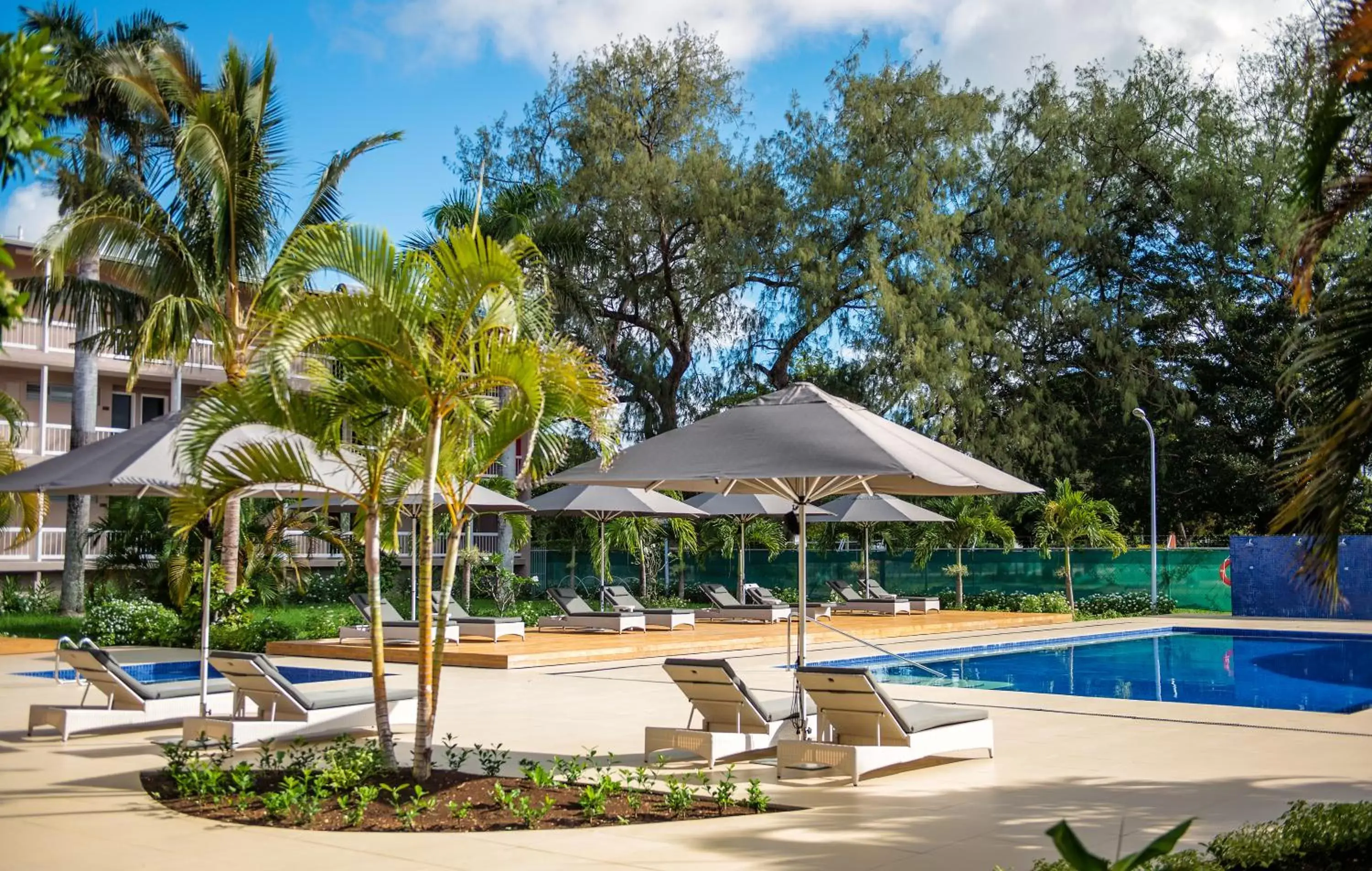 Garden, Swimming Pool in Tanoa International Dateline Hotel