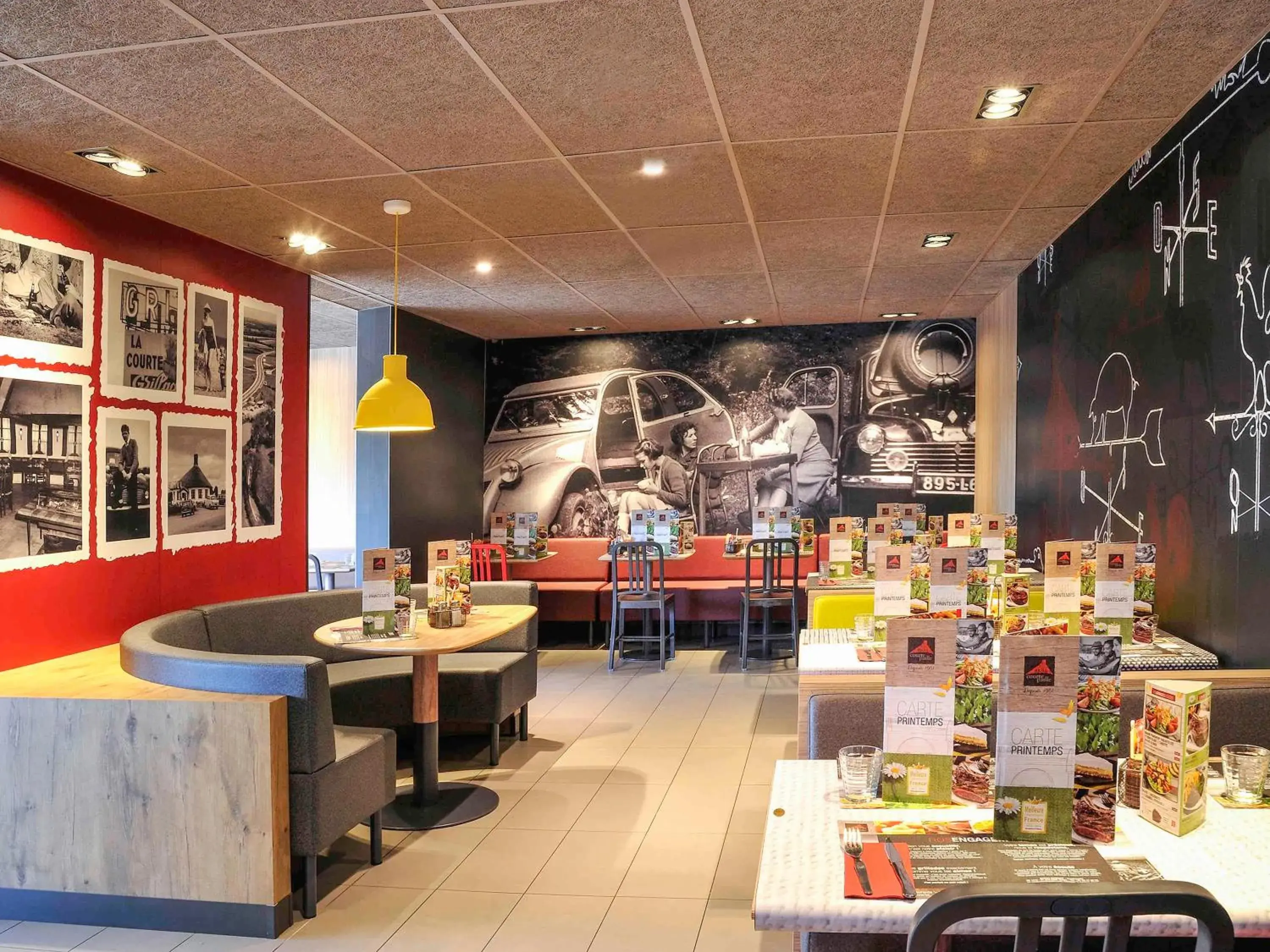 Property building, Restaurant/Places to Eat in Ibis Villefranche Sur Saone