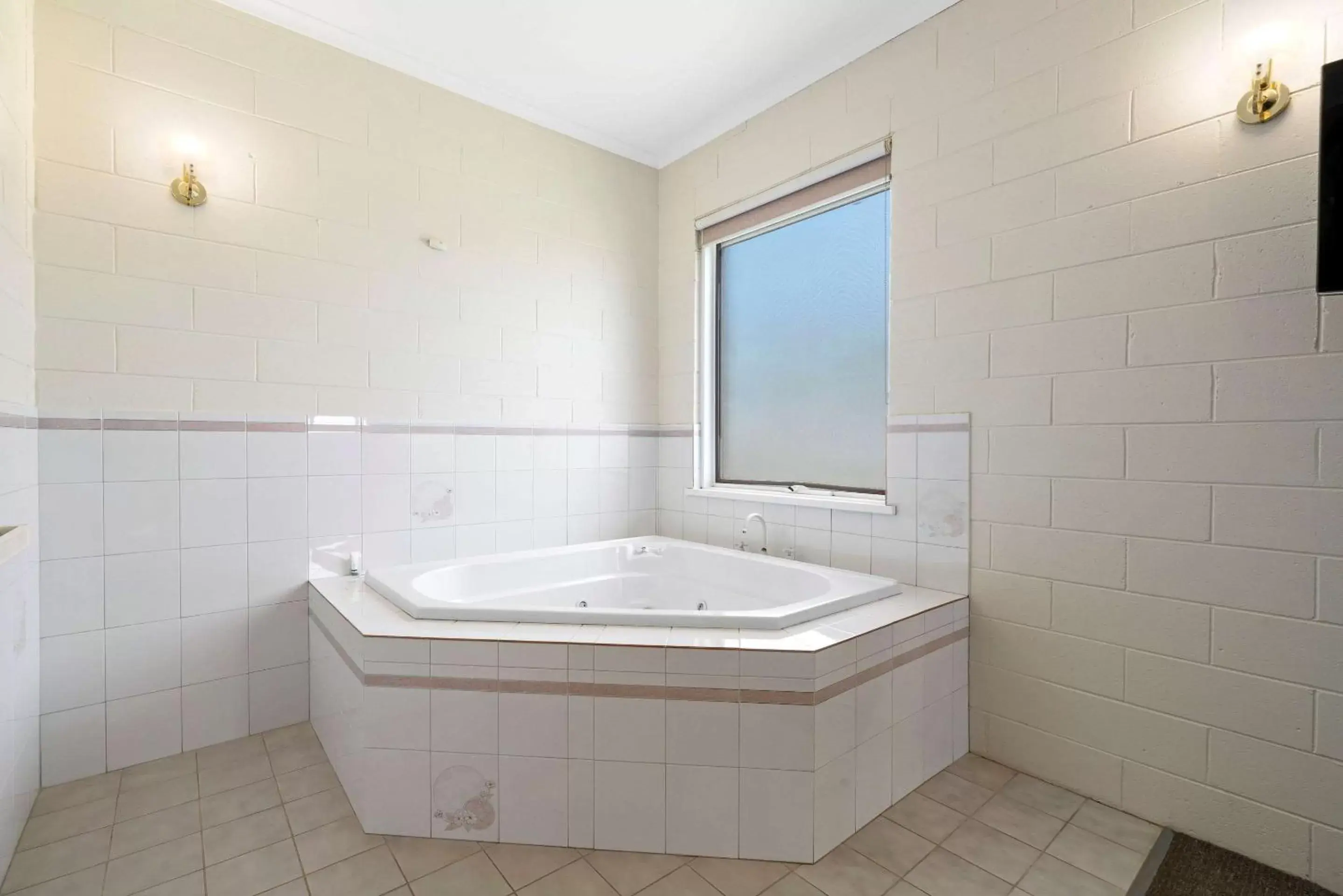 Photo of the whole room, Bathroom in Comfort Inn & Suites King Avenue