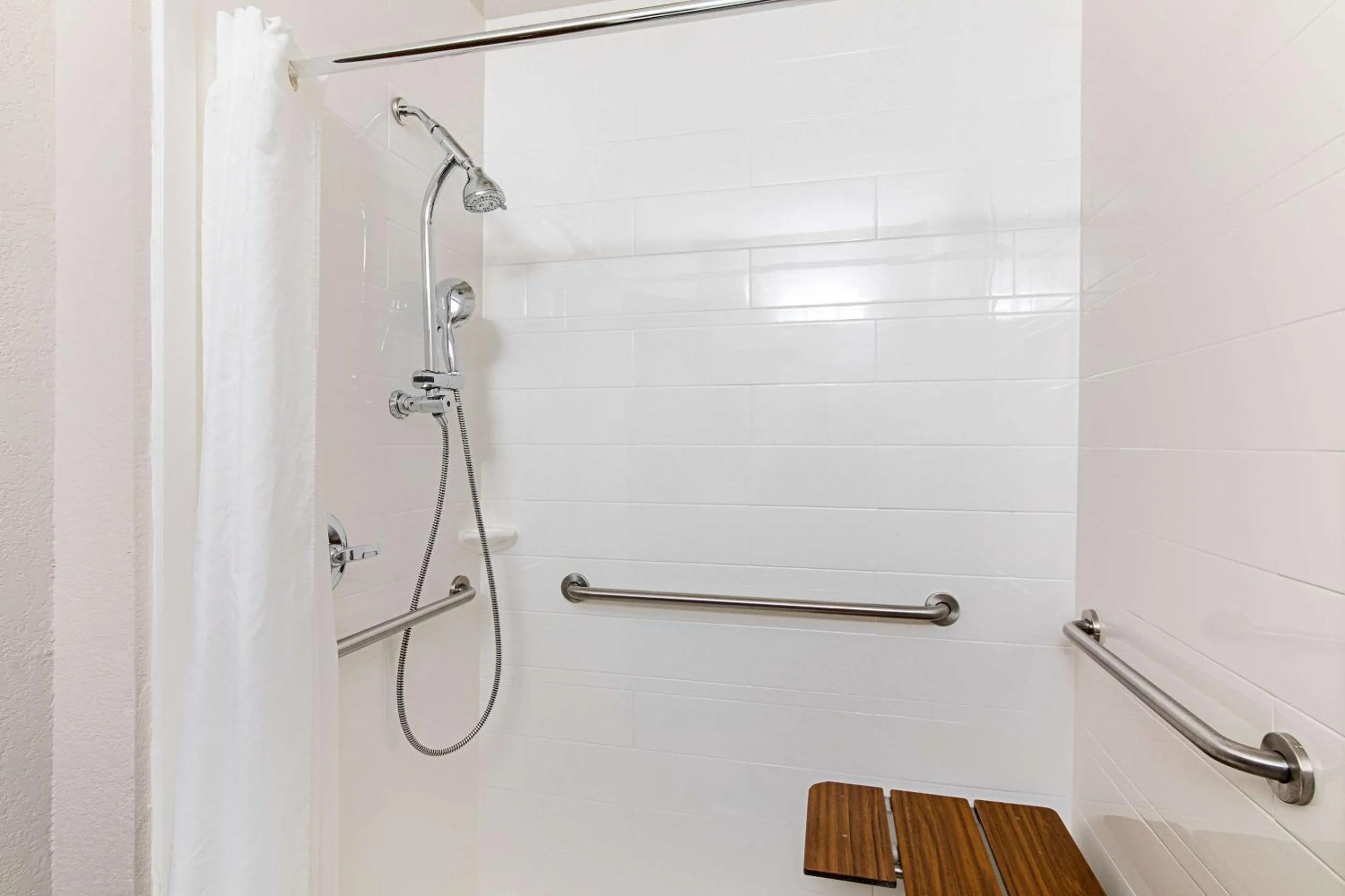 Bedroom in Quality Suites Austin South Street Elmo District