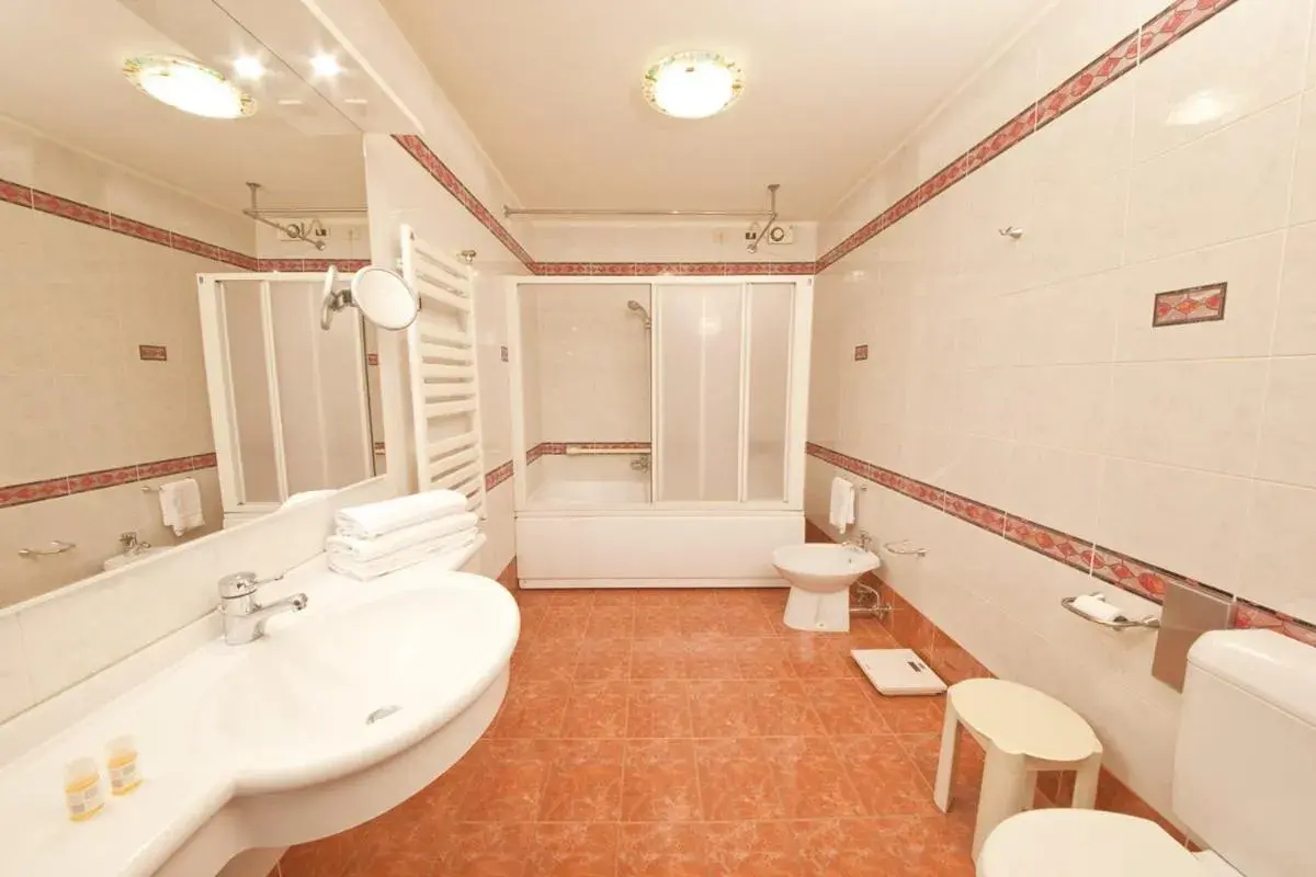 Shower, Bathroom in Hotel Excelsior