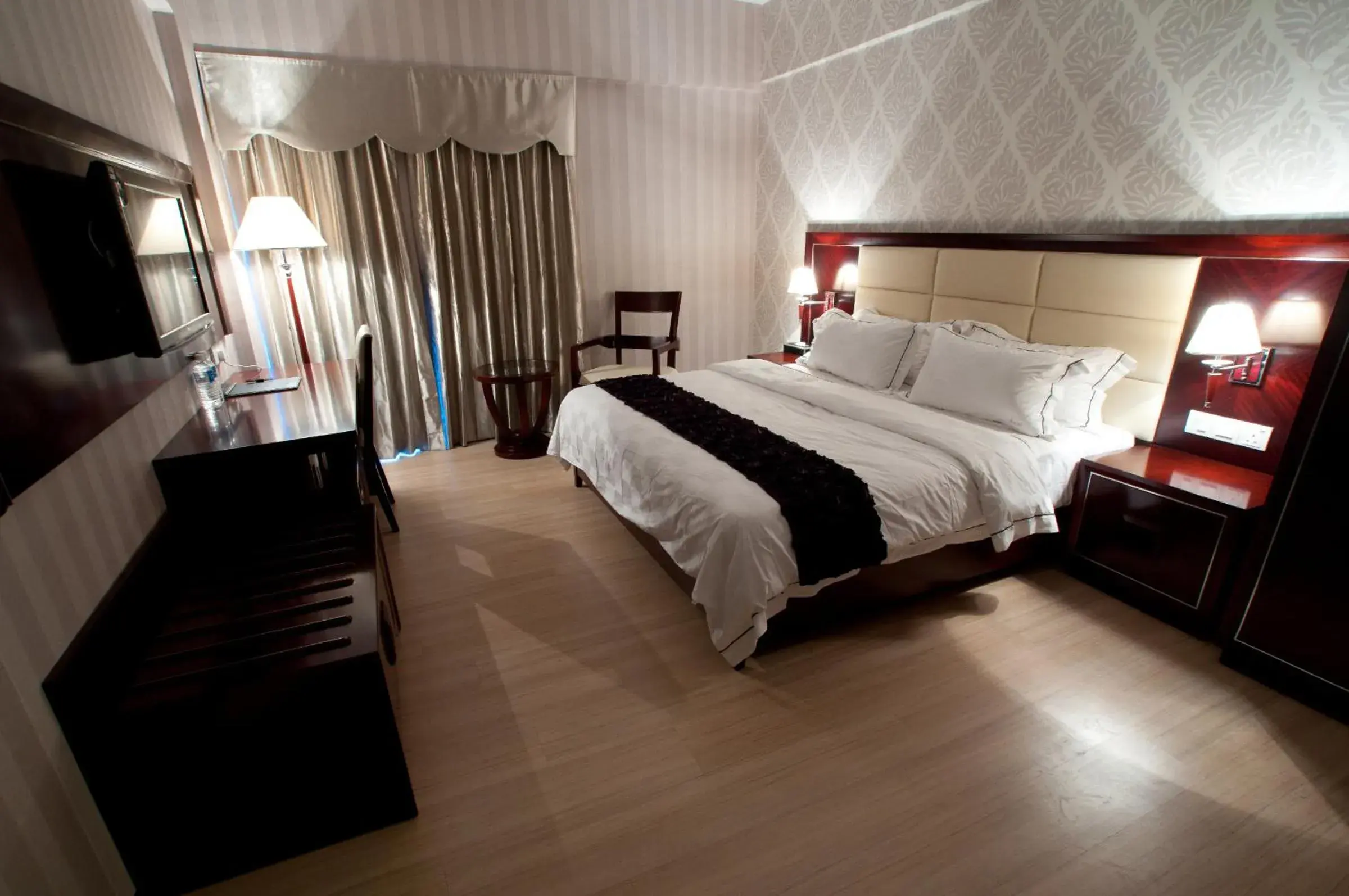 Photo of the whole room, Bed in Pariss Hotel