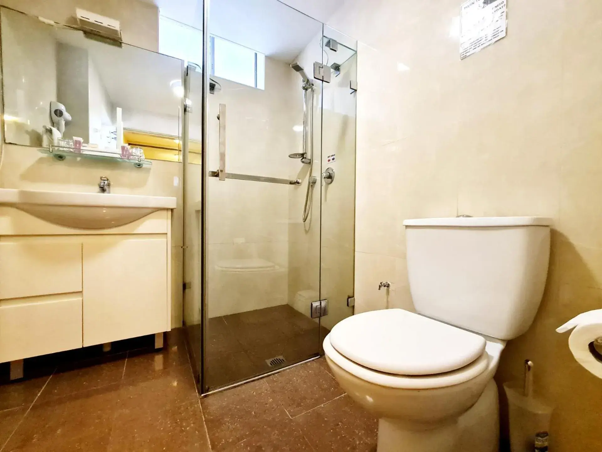 Toilet, Bathroom in Twin Towers Inn