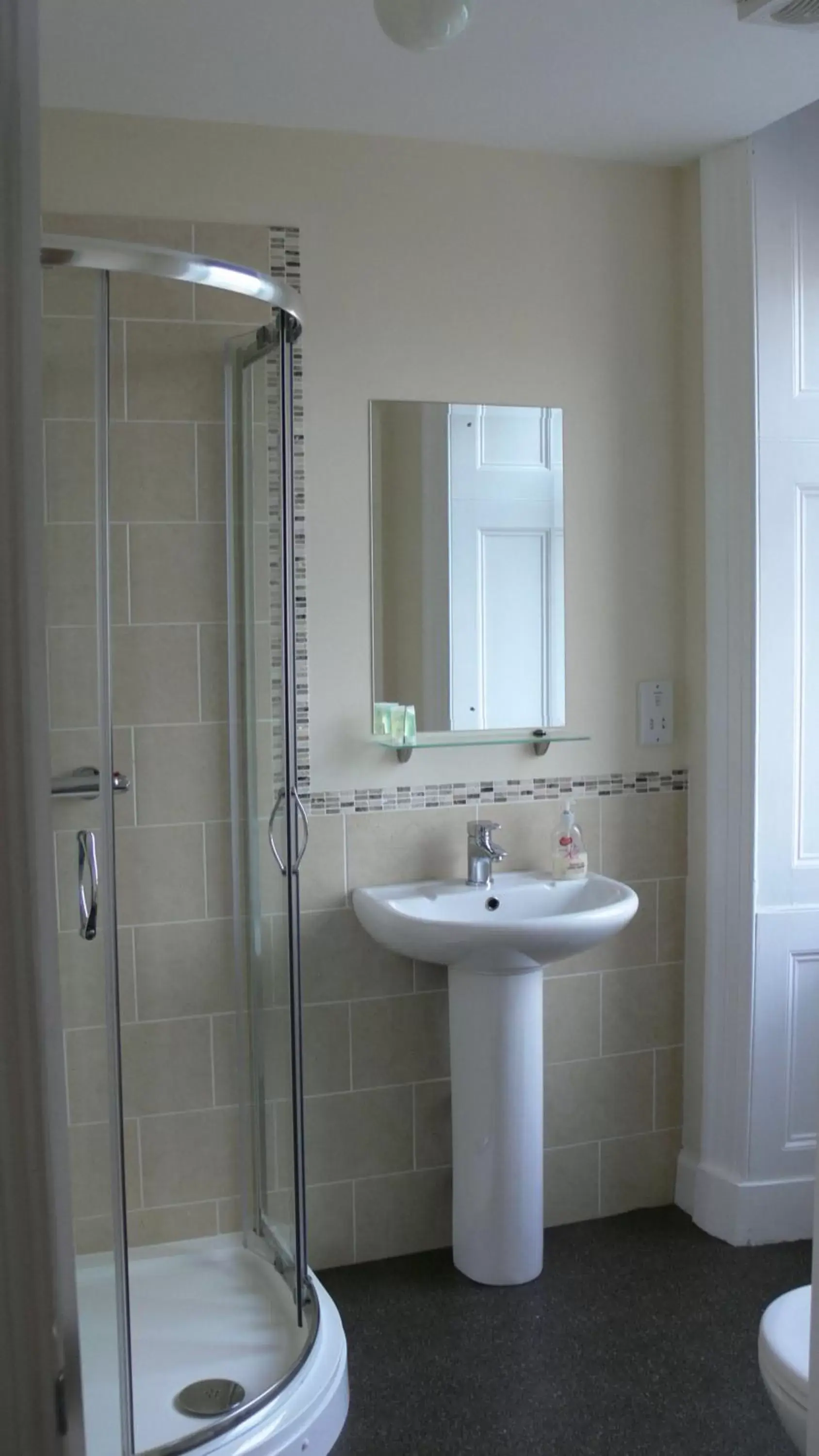 Bathroom in The Home Arms Guesthouse