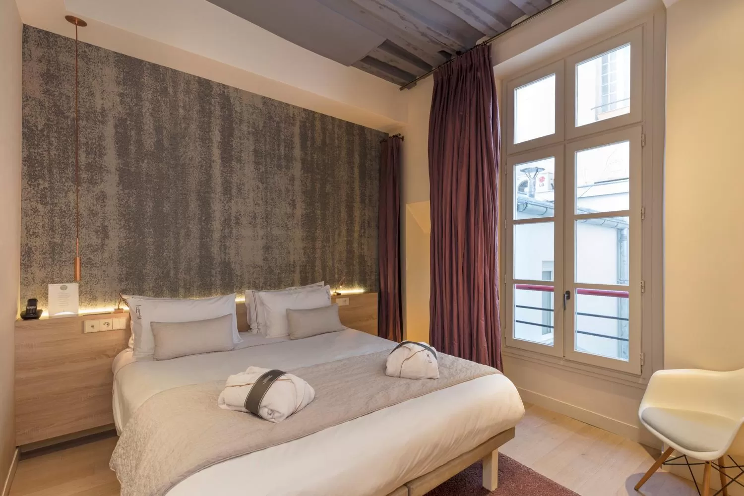 Inner courtyard view, Bed in Hôtel de Lille - Saint-Germain des Près