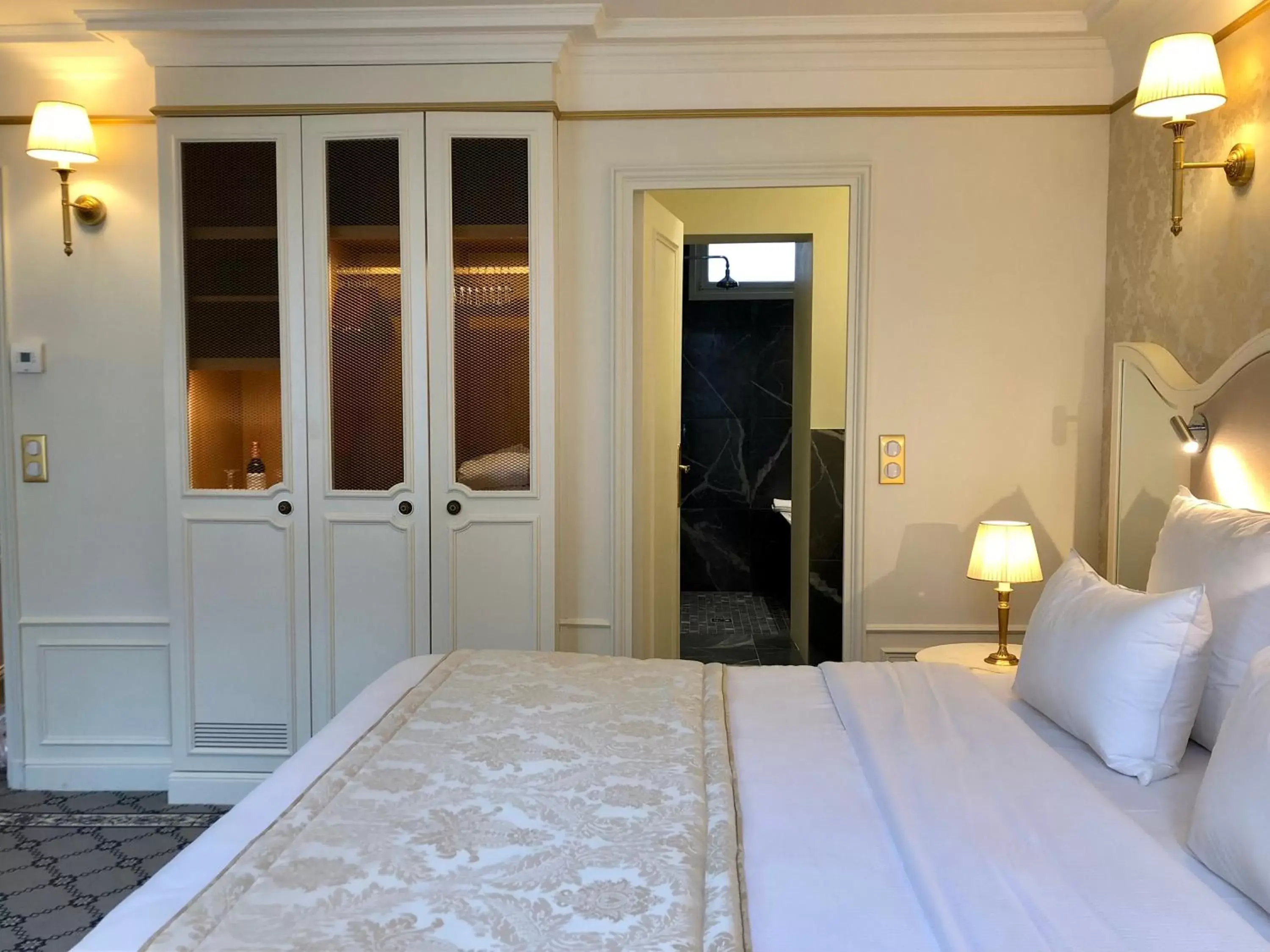 Photo of the whole room, Bed in Hôtel Mayfair Paris