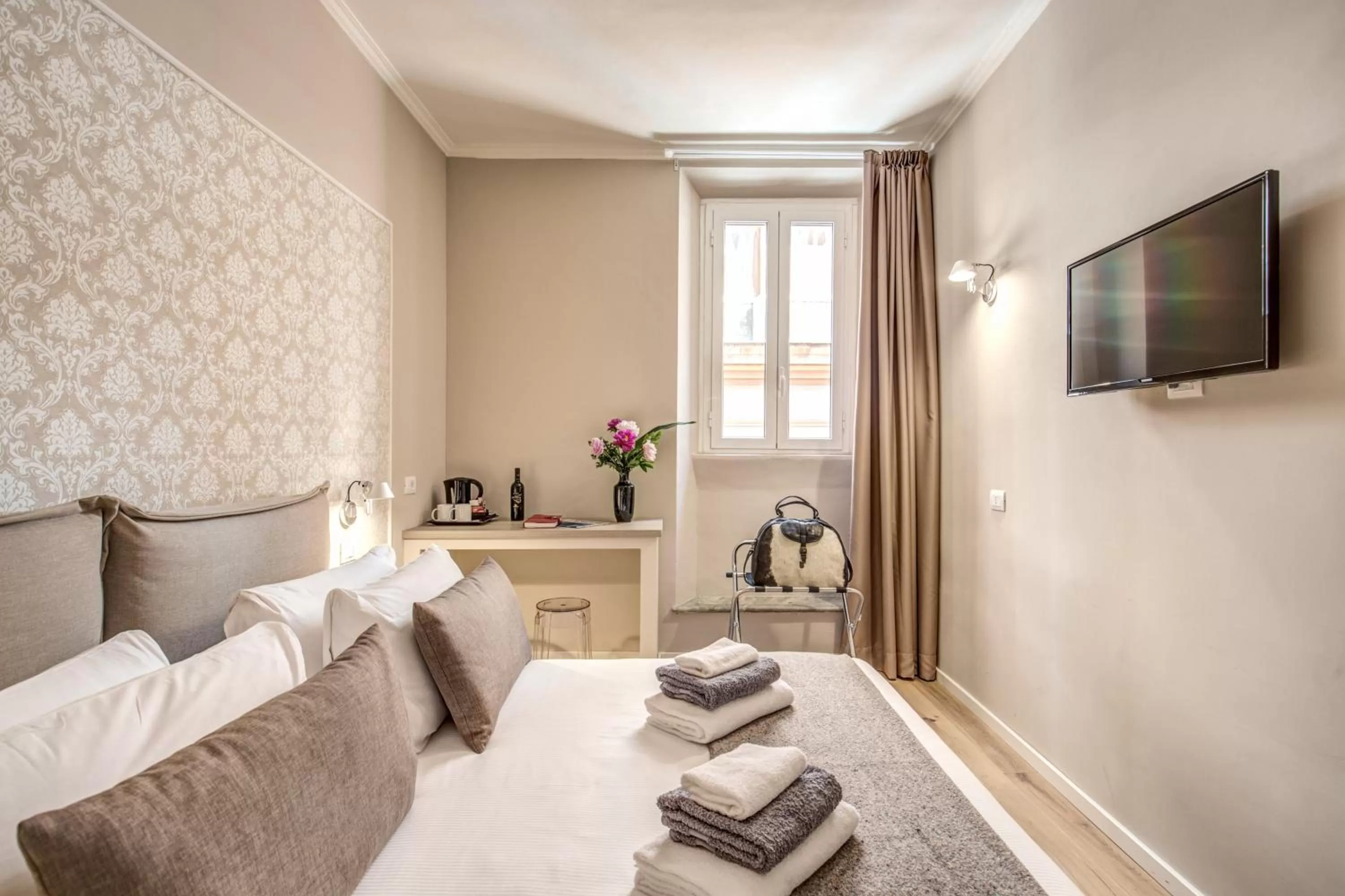 Photo of the whole room, Bed in The Spanish Suite Via di Ripetta