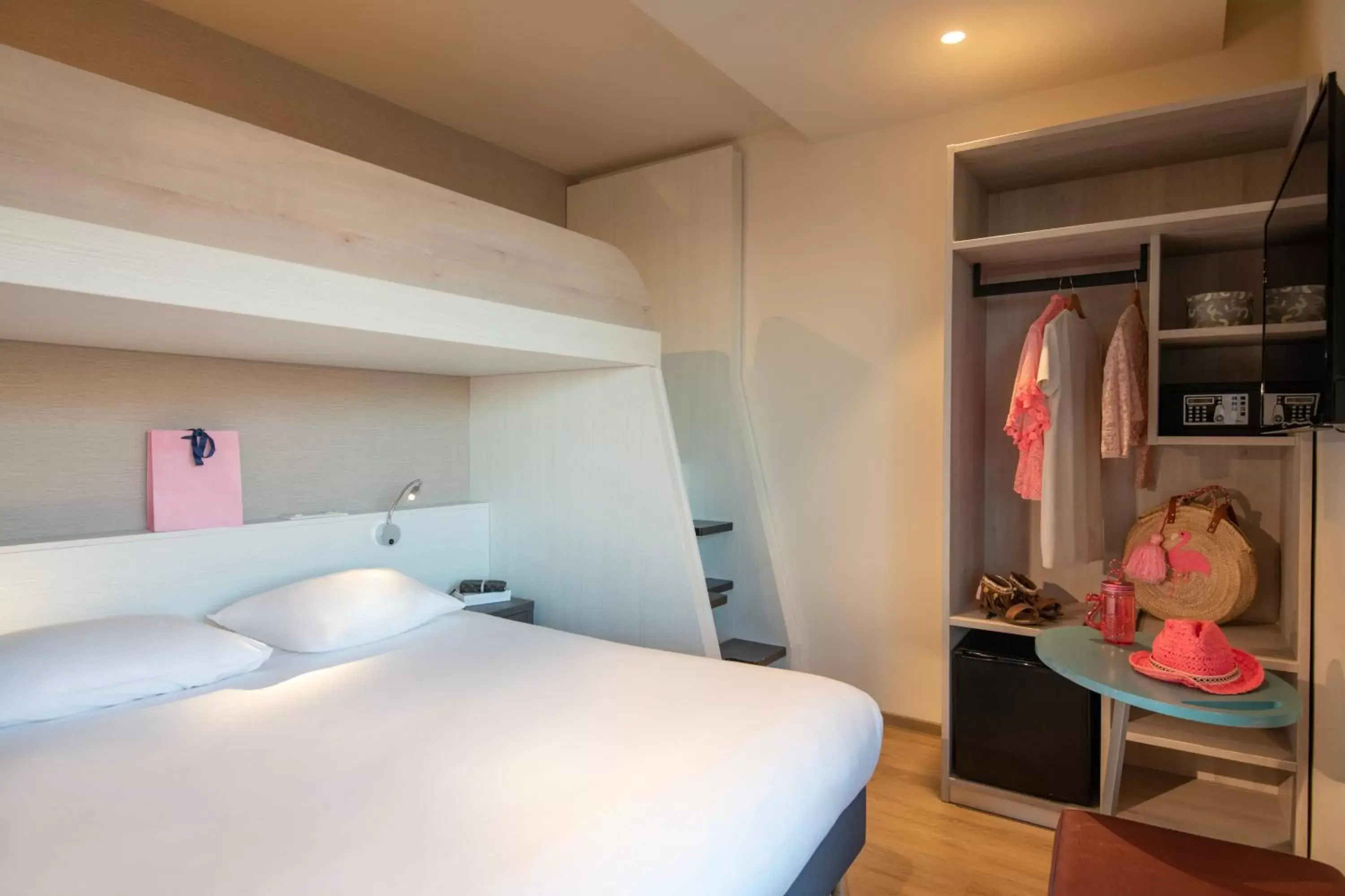 Family, Bed in ibis Styles Beaulieu sur Mer