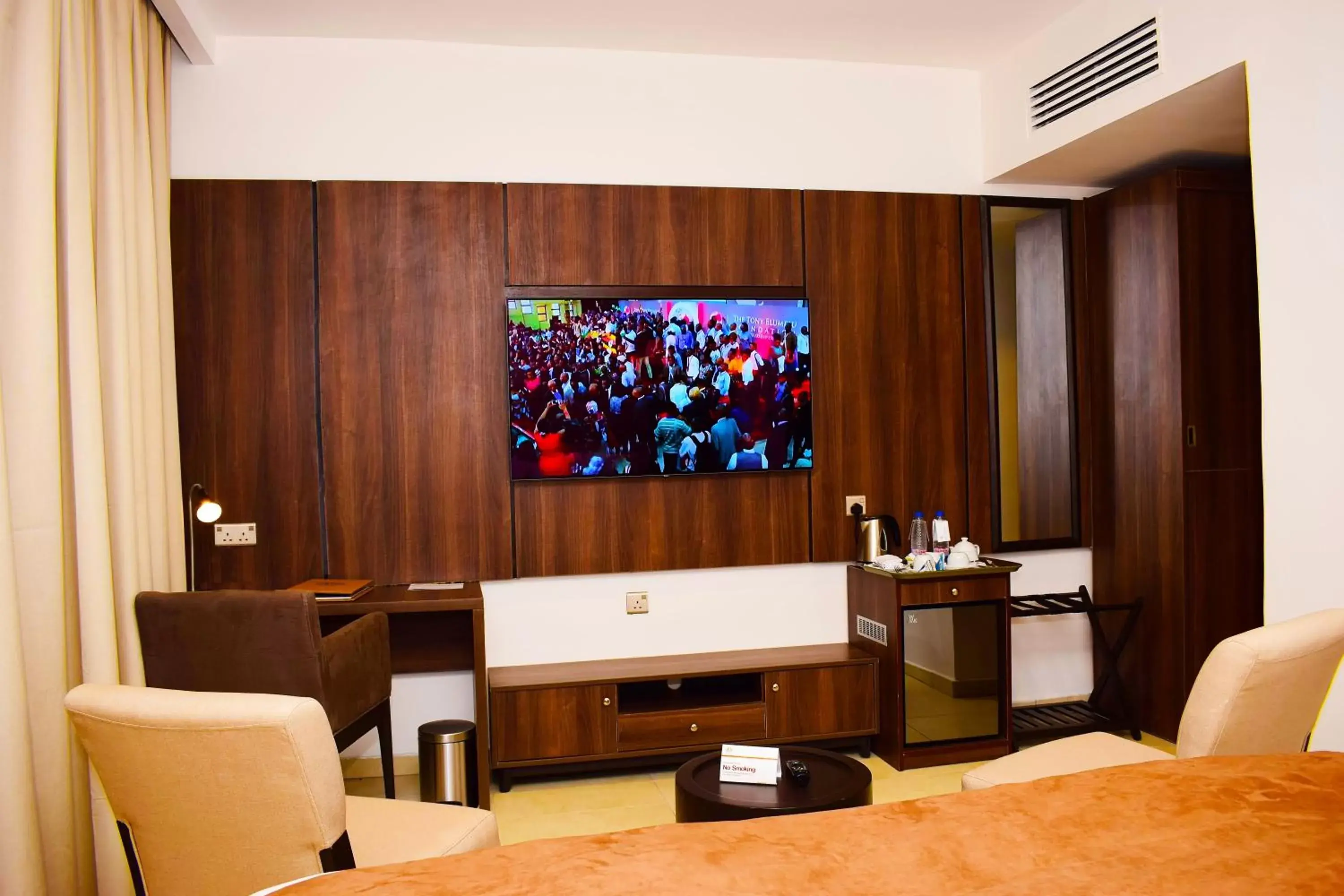 Seating area, TV/Entertainment Center in Monty Suites & Golf
