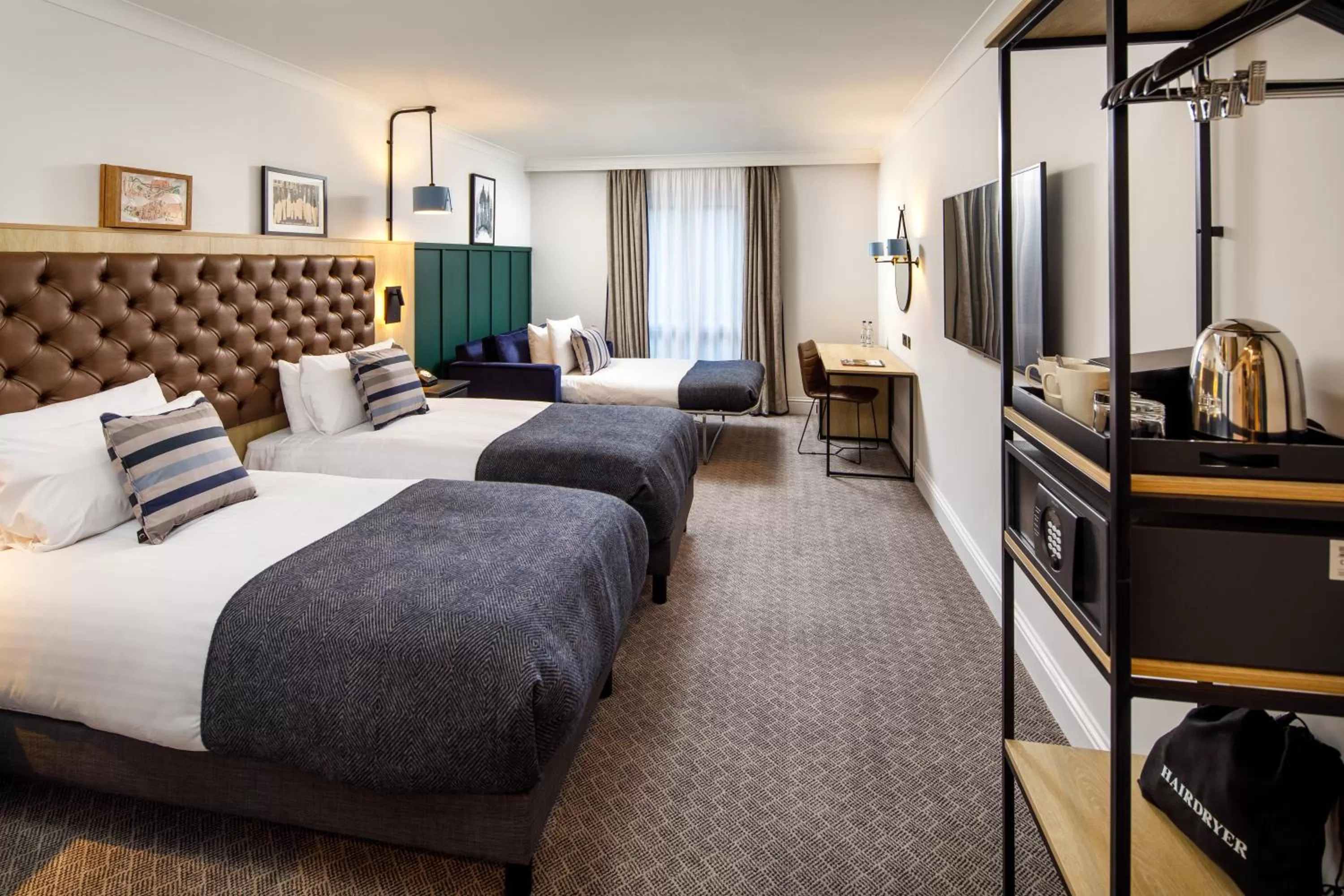 Privilege Family twin room with sofa bed in Mercure Oxford Hawkwell House Hotel