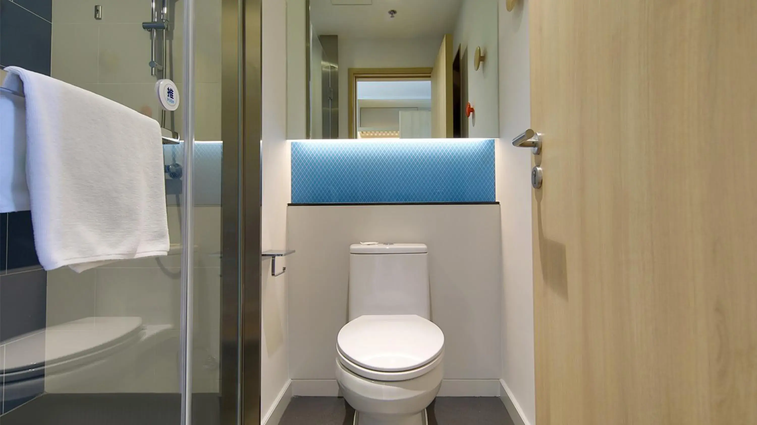 Bathroom in Holiday Inn Express Dalian Golden Pebble Beach, an IHG Hotel