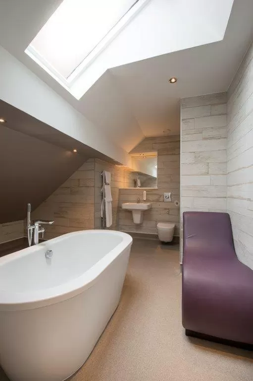 Shower, Bathroom in Pilgrims Progress Wetherspoon