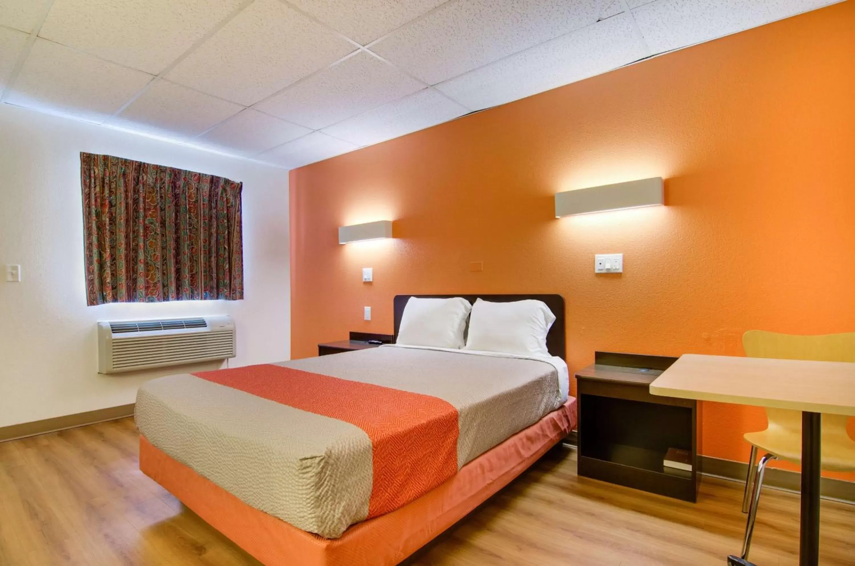Photo of the whole room, Bed in Motel 6-Salina, KS