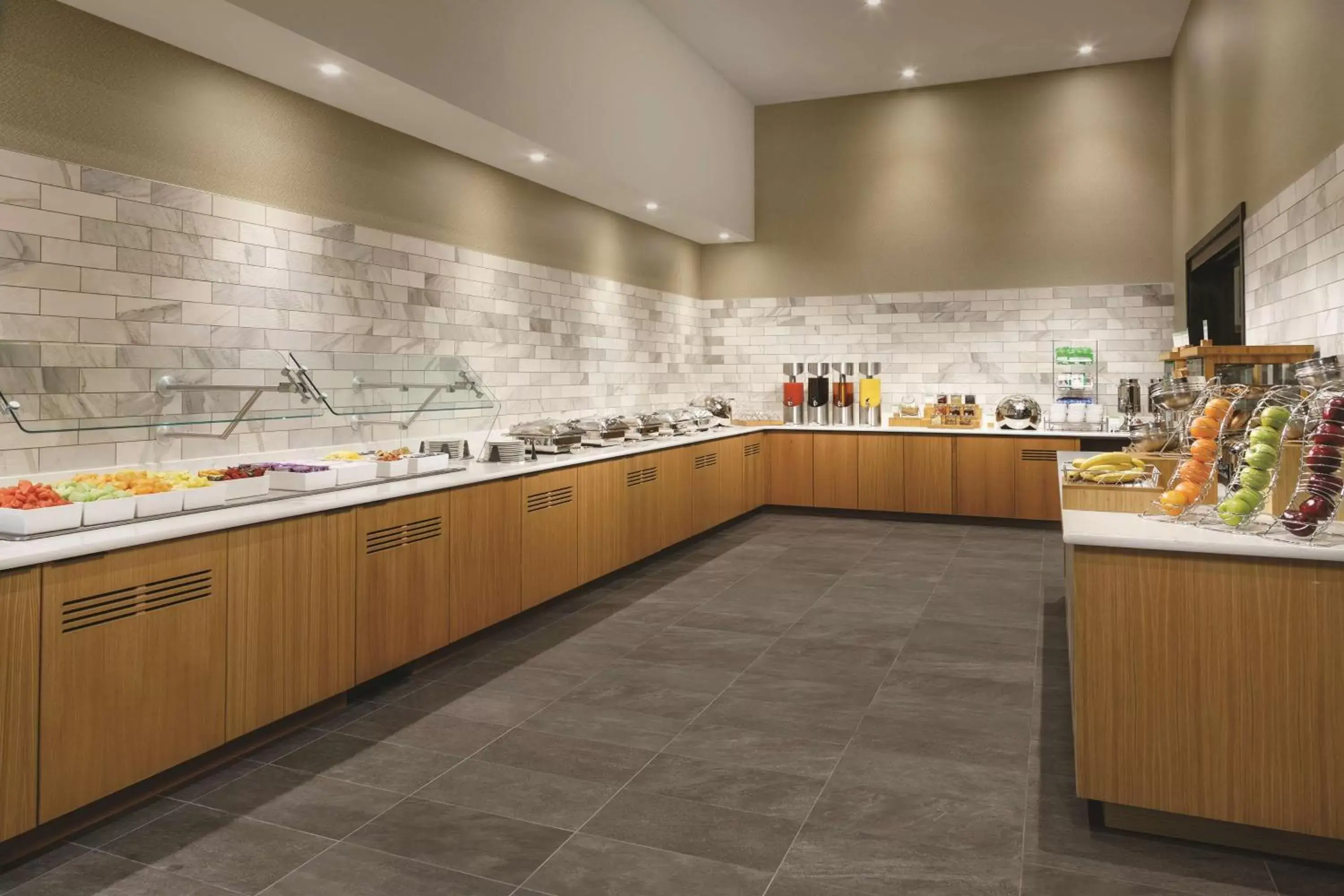 Dining area, Kitchen/Kitchenette in DoubleTree by Hilton Colorado Springs