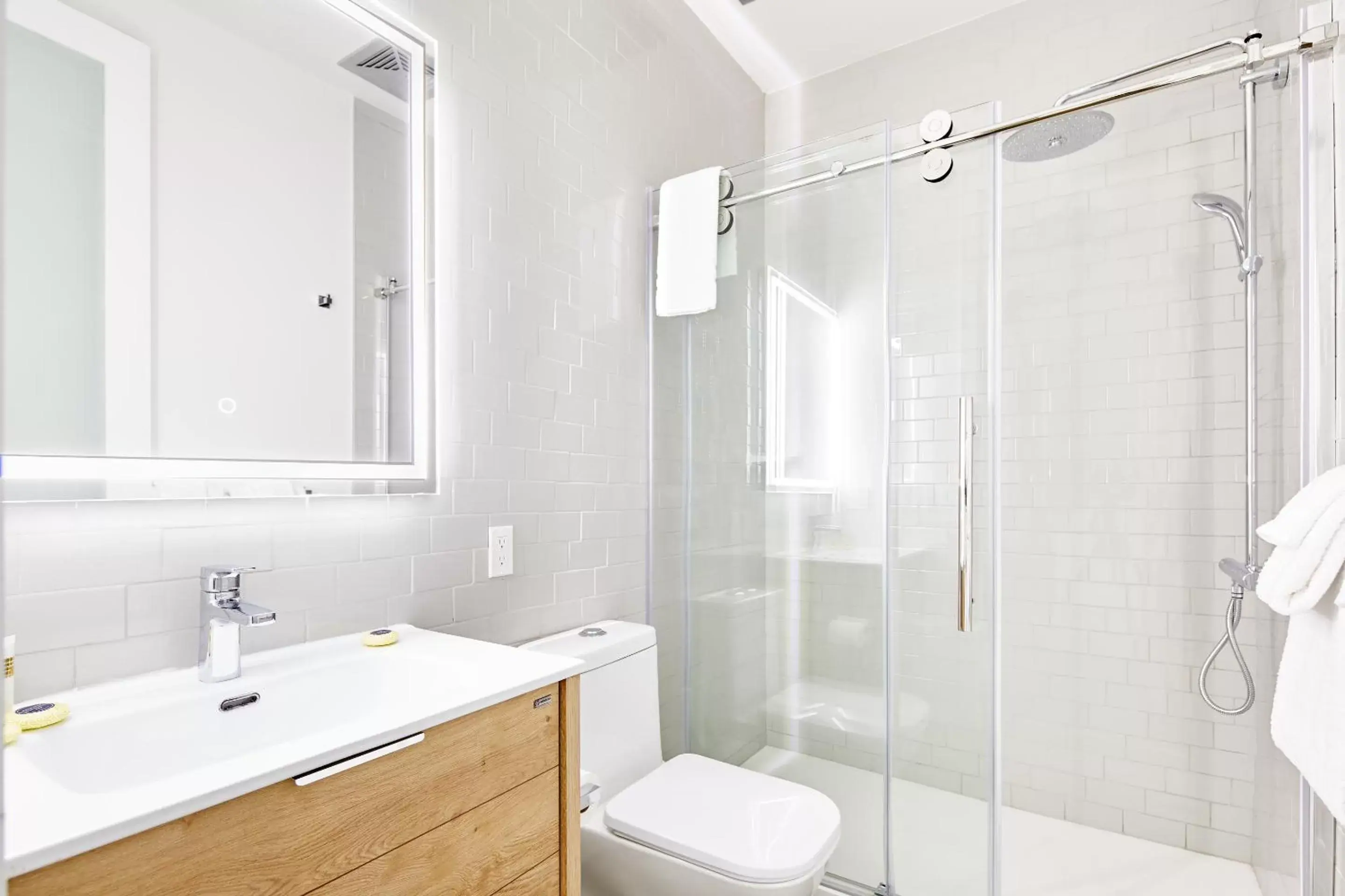 Living room, Bathroom in Sonder The Heid