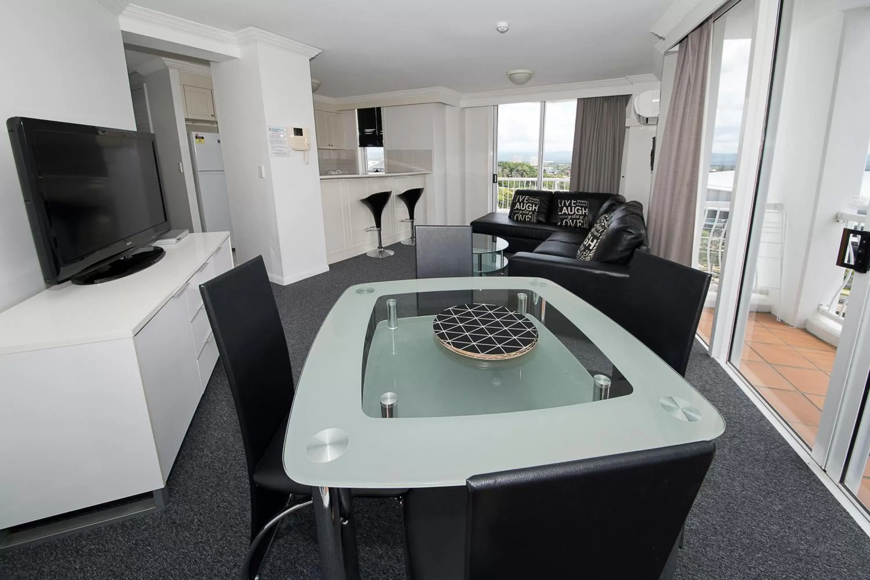 Dining area, Kitchen/Kitchenette in Broadbeach Holiday Apartments