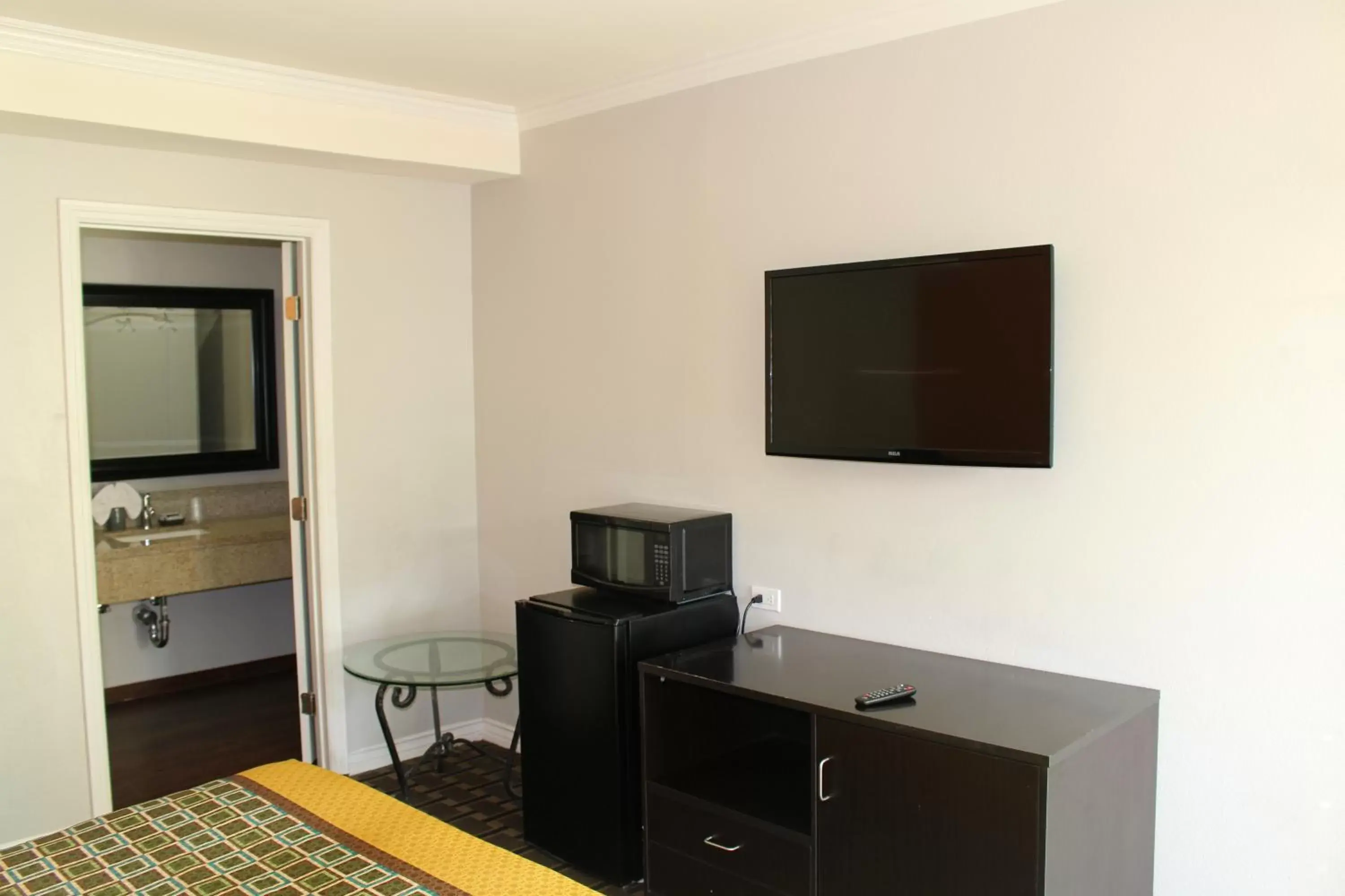 Communal lounge/ TV room, TV/Entertainment Center in LYFE INN & SUITES by AGA - LAX Airport