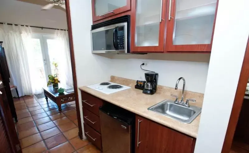 Kitchen or kitchenette, Kitchen/Kitchenette in Villa Montaña Beach Resort