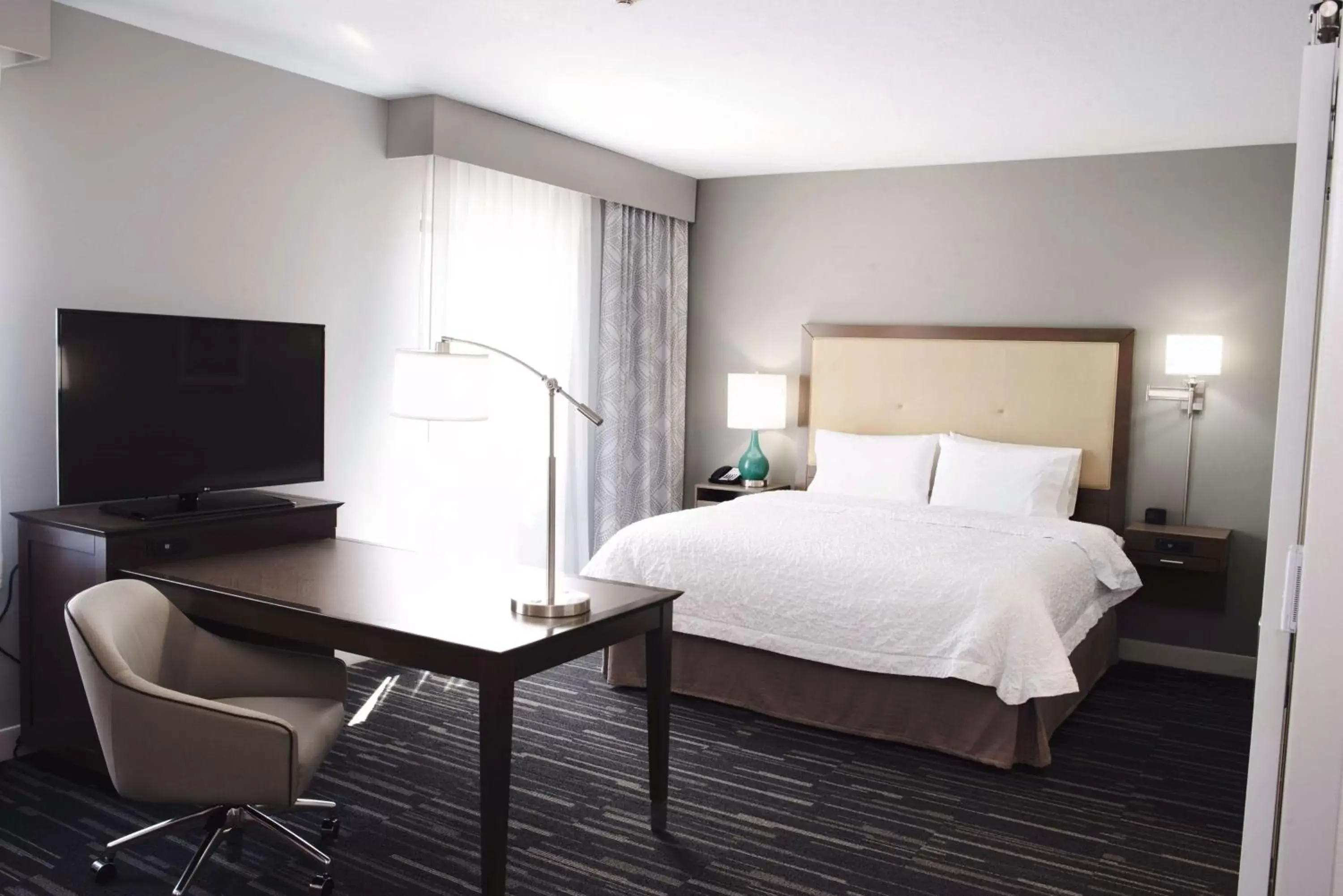 Bedroom, Bed in Hampton Inn By Hilton - Suites Des Moines-Urbandale IA