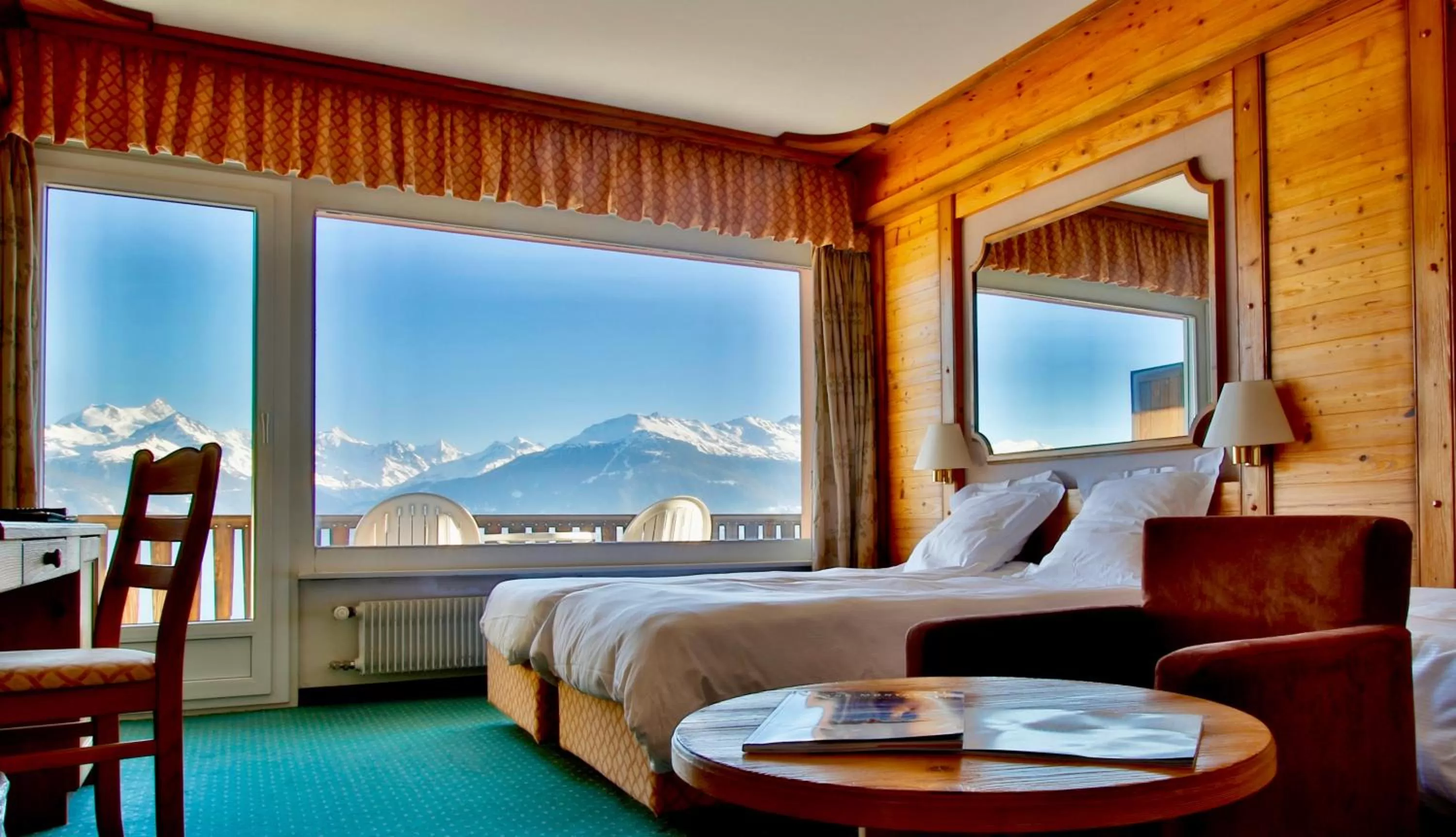 Mountain view, Bed in Hotel-Restaurant Le Mont Paisible, Crans-Montana