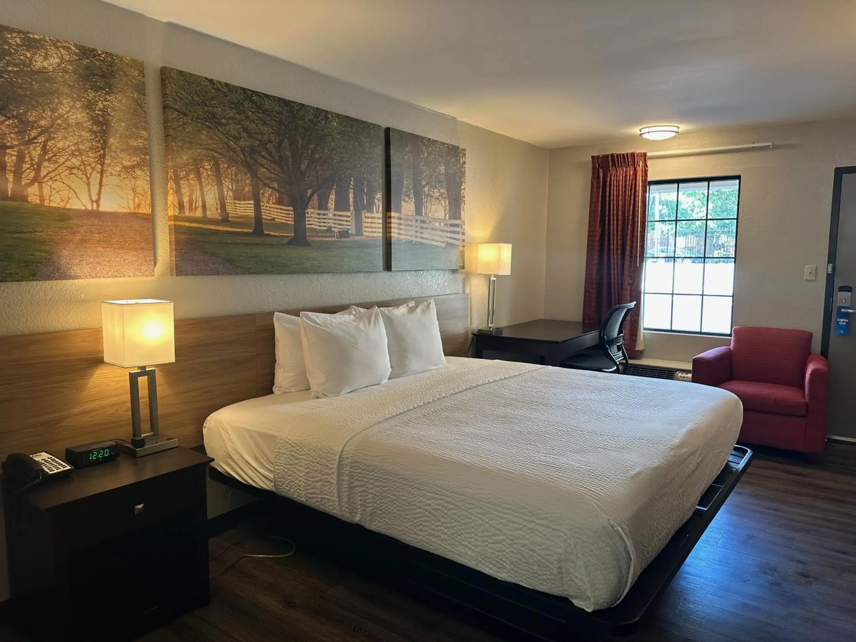 Bed in Days Inn by Wyndham Alexandria, Washington DC area
