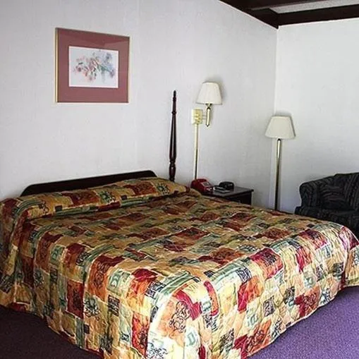 Photo of the whole room, Bed in Hometown Inn Staunton