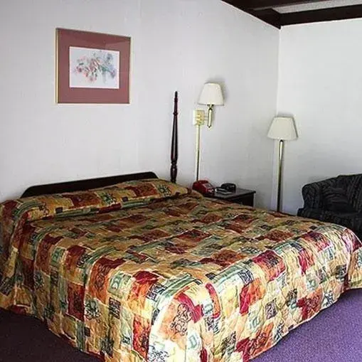 Photo of the whole room, Bed in Hometown Inn Staunton Photo of the whole room, Bed in Hometown Inn Staunton