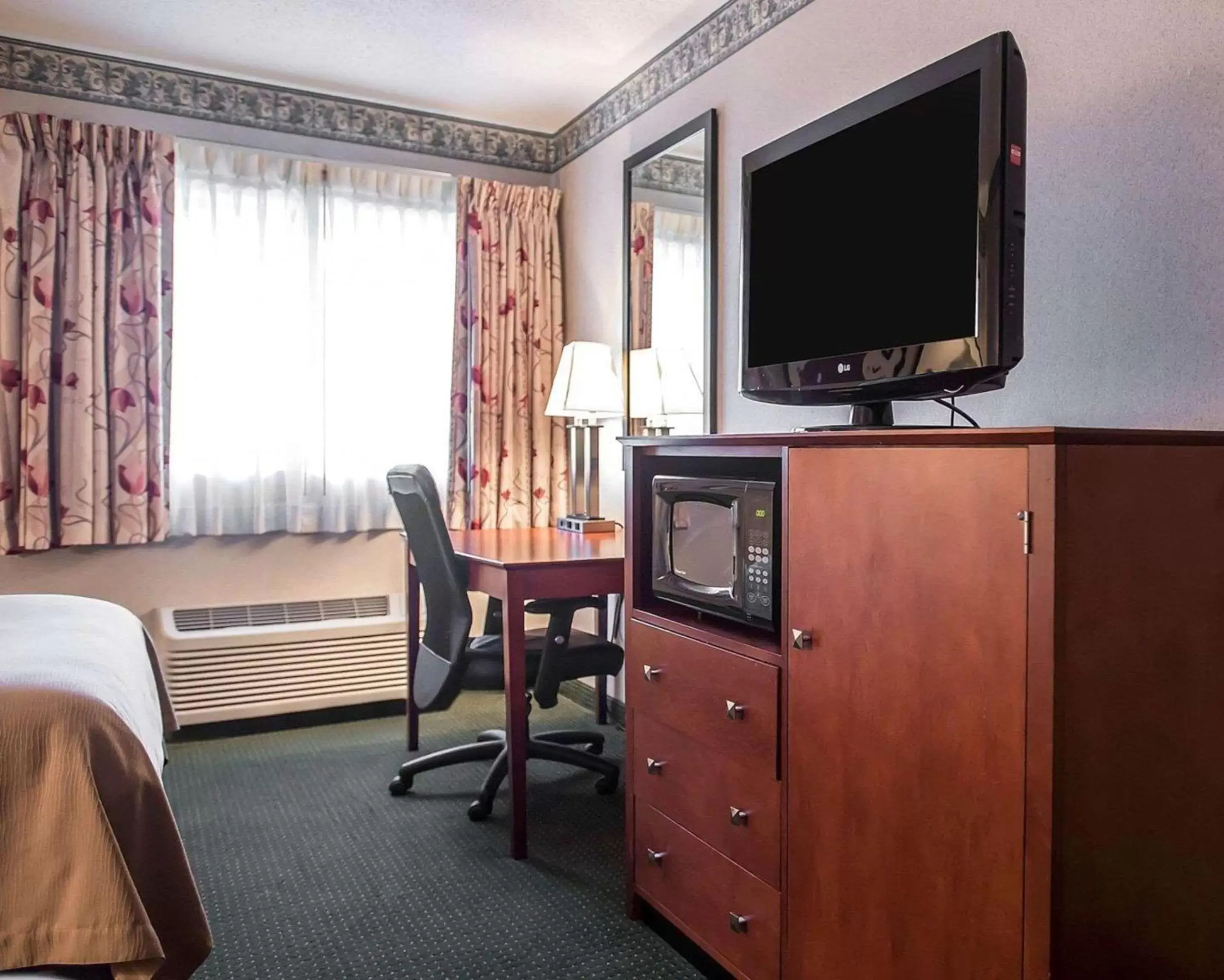 Photo of the whole room, TV/Entertainment Center in Quality Inn New Columbia-Lewisburg