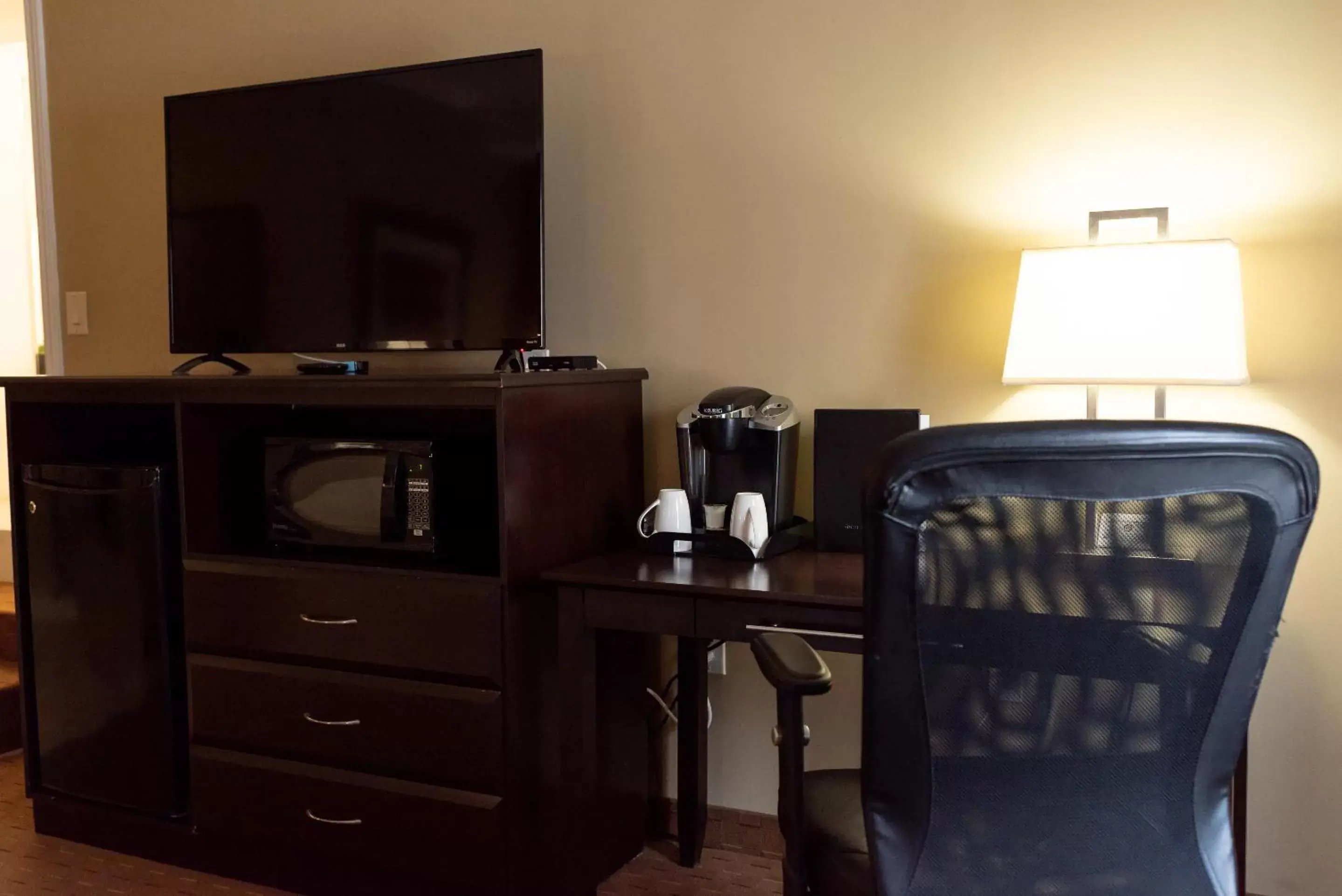 TV and multimedia, TV/Entertainment Center in Best Western Plus Bowmanville