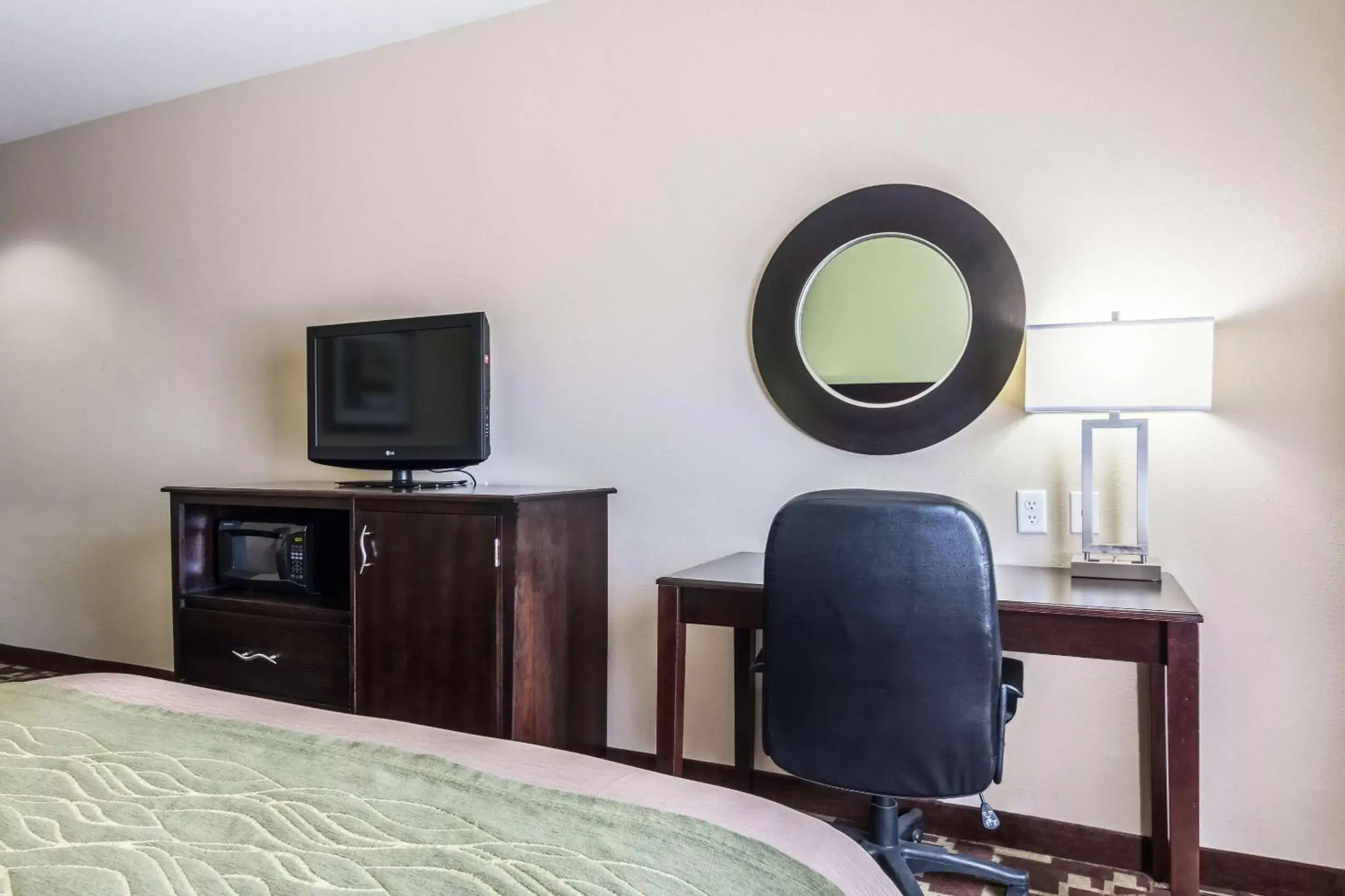 Bed, TV/Entertainment Center in Comfort Inn & Suites Mansfield