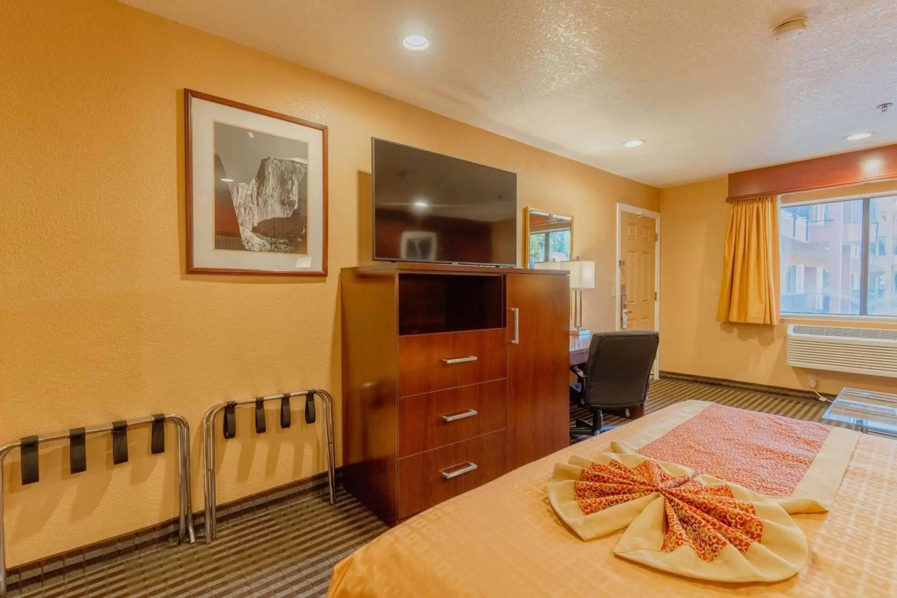 Bedroom, TV/Entertainment Center in Best Western Plus Yosemite Way Station