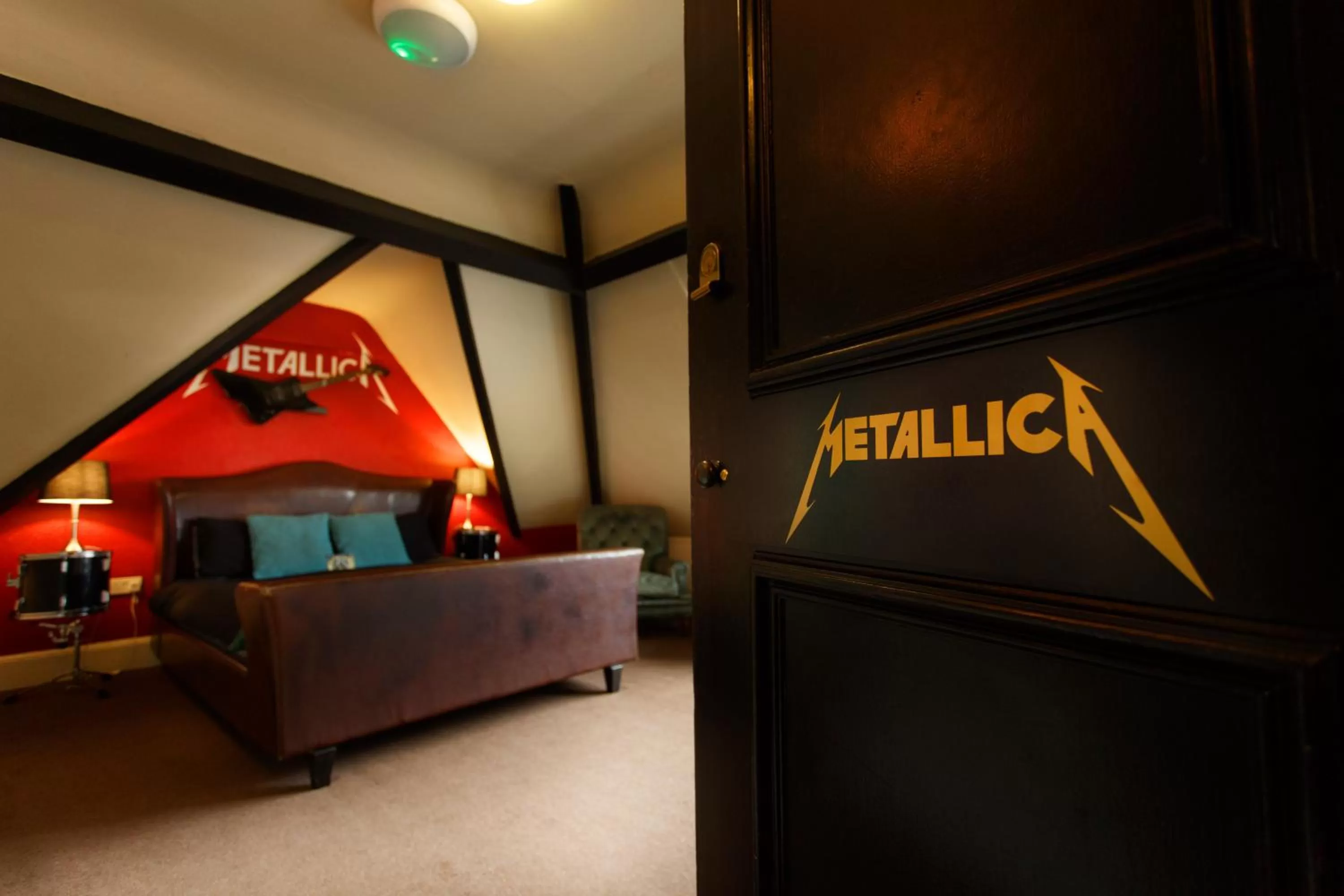 Bedroom in The Saddle Inn