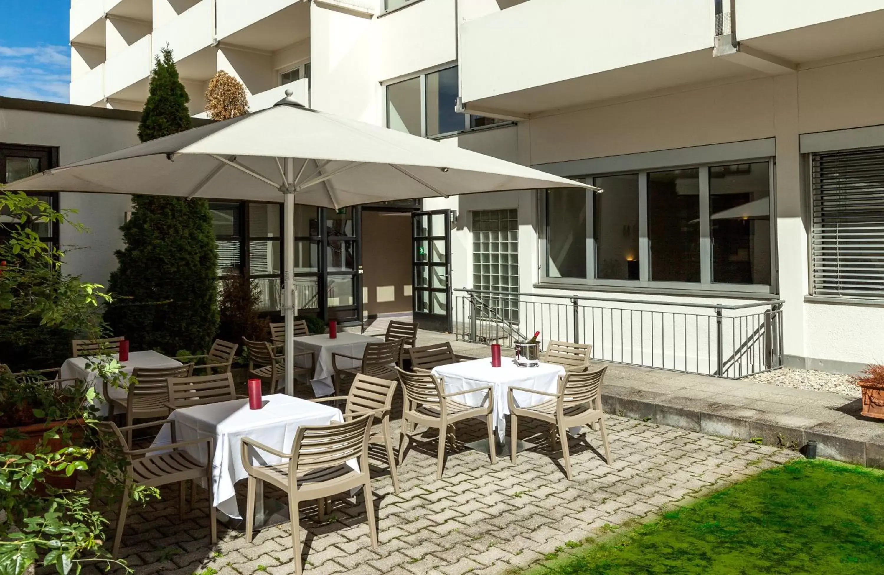 Balcony/Terrace, Restaurant/Places to Eat in Leonardo Hotel Munich City North