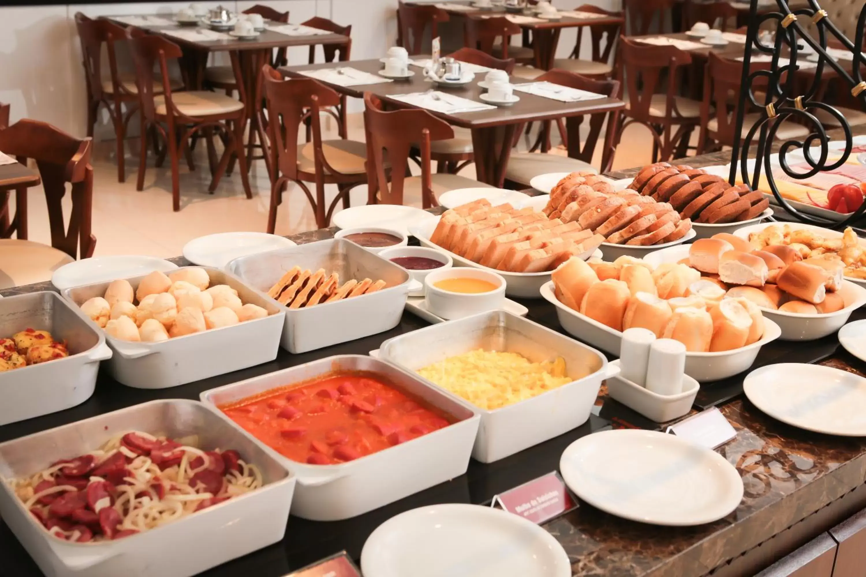 Buffet breakfast in Lizon Curitiba Hotel