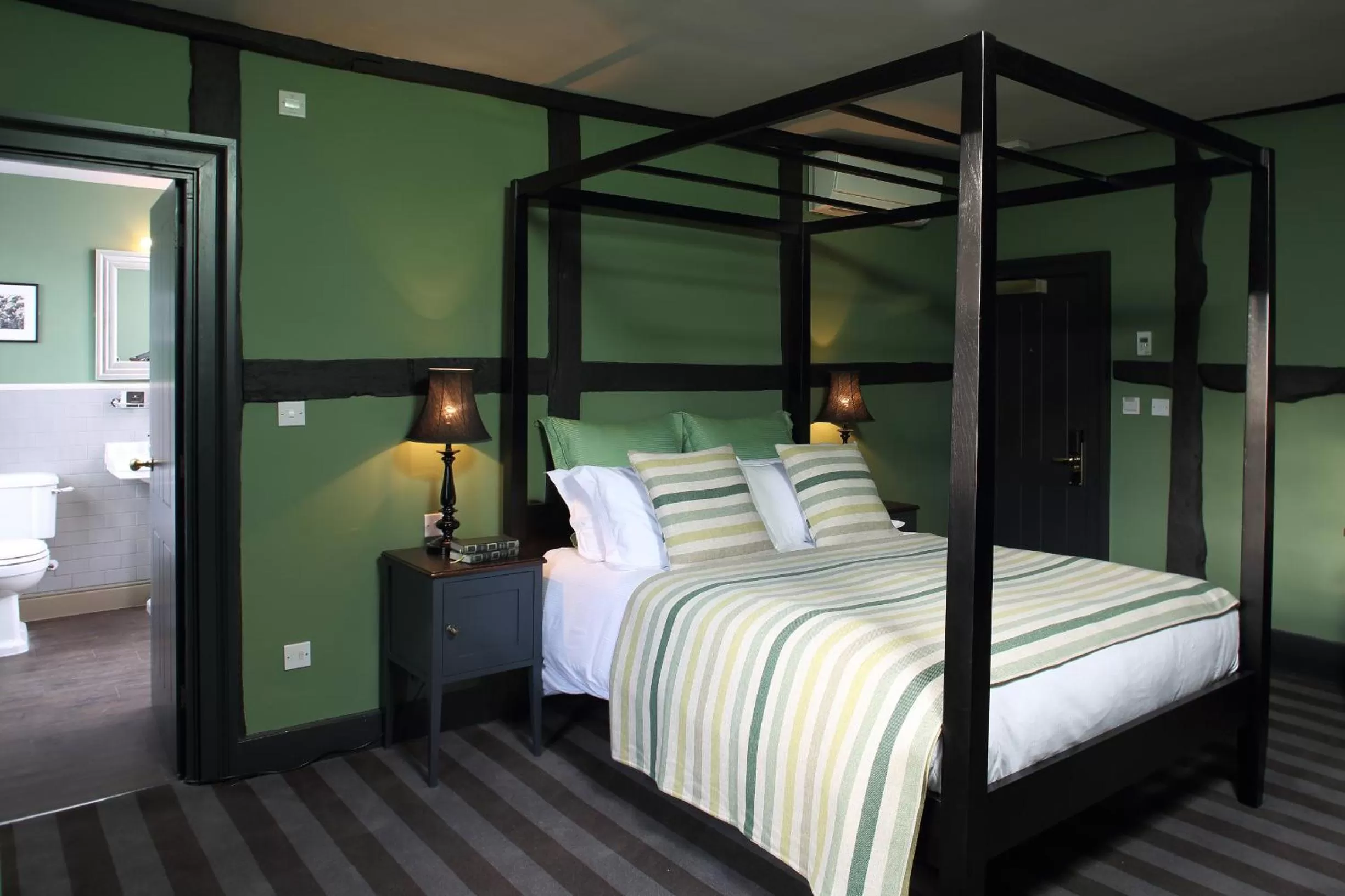 Bed in The Crown And Thistle, Abingdon