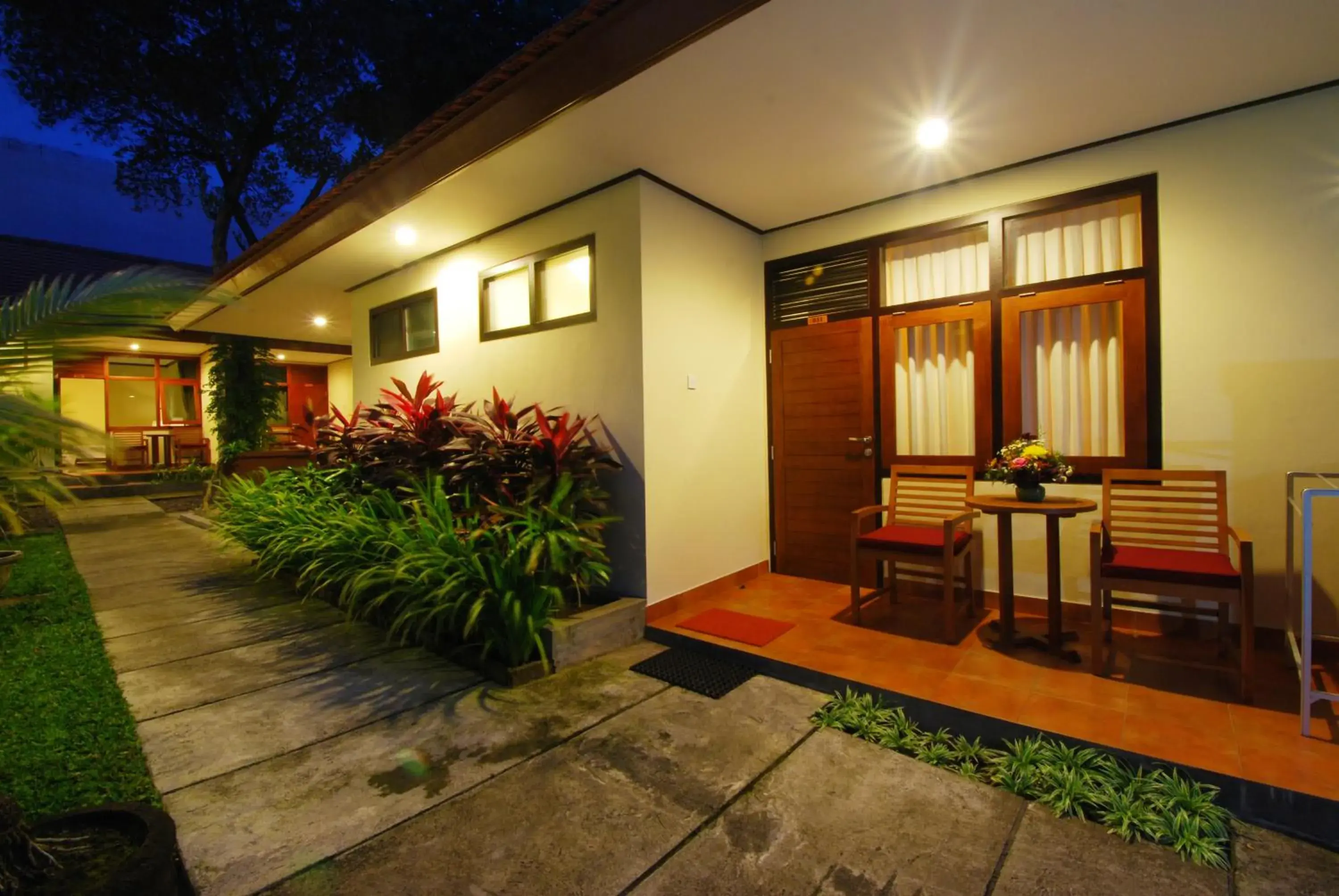 Facade/entrance in Yulia Beach Inn Kuta Facade/entrance in Yulia Beach Inn Kuta