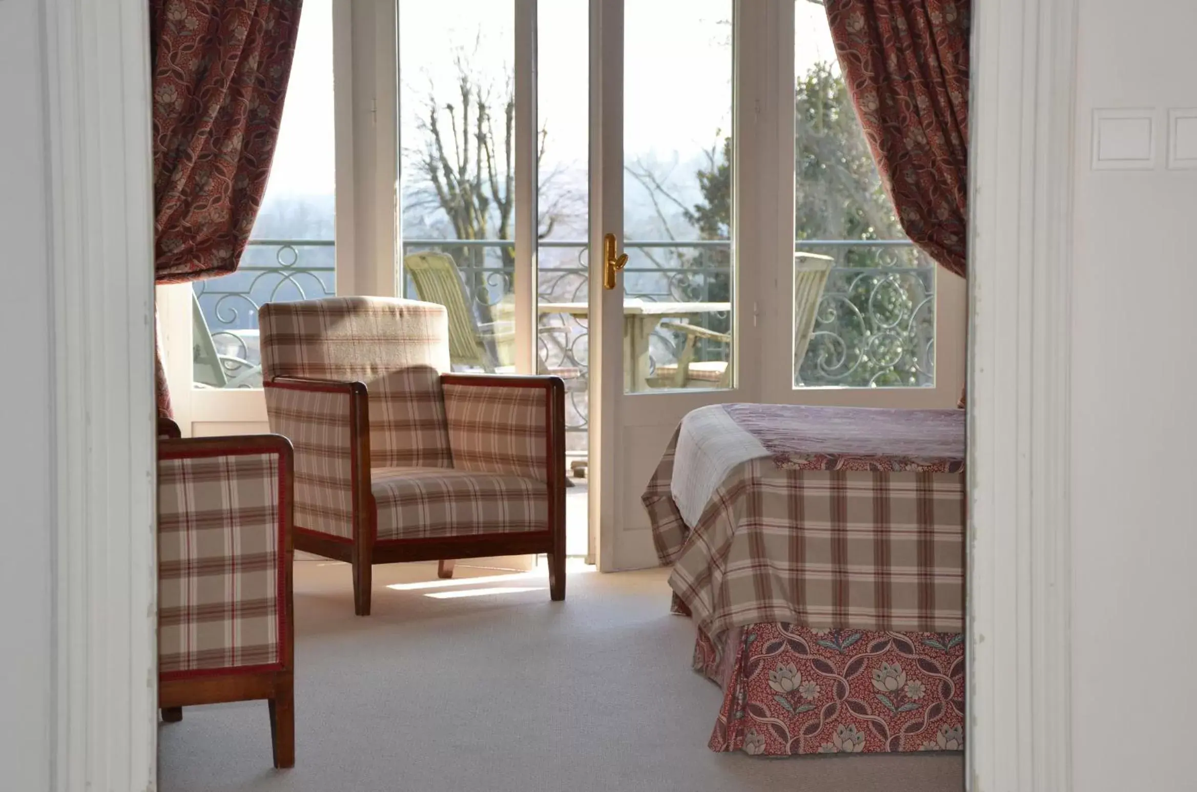 Photo of the whole room, Seating Area in Hôtel Villa Navarre - Les Collectionneurs