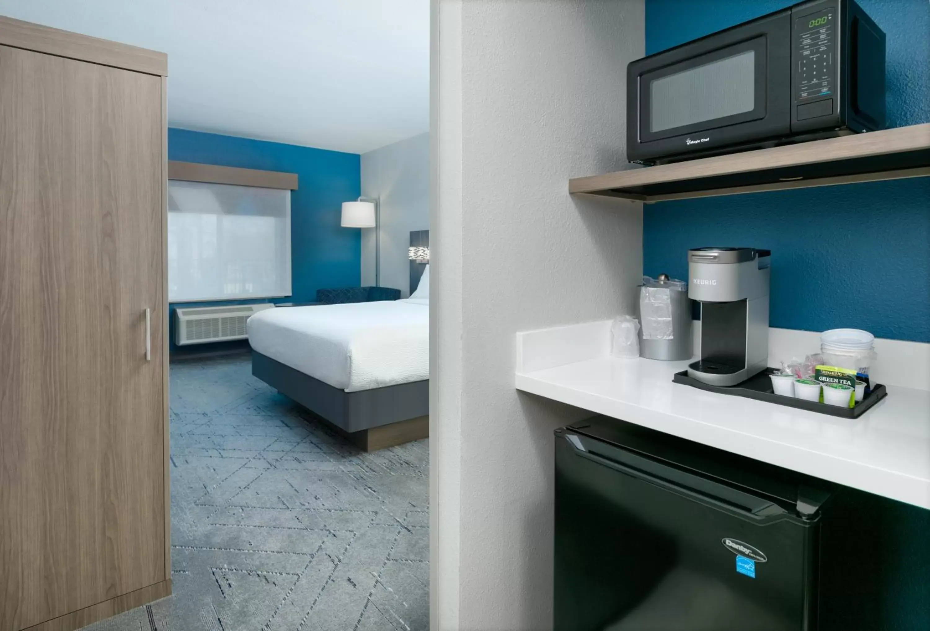 Bedroom, Kitchen/Kitchenette in Holiday Inn Express & Suites - Dallas Park Central Northeast, an IHG Hotel