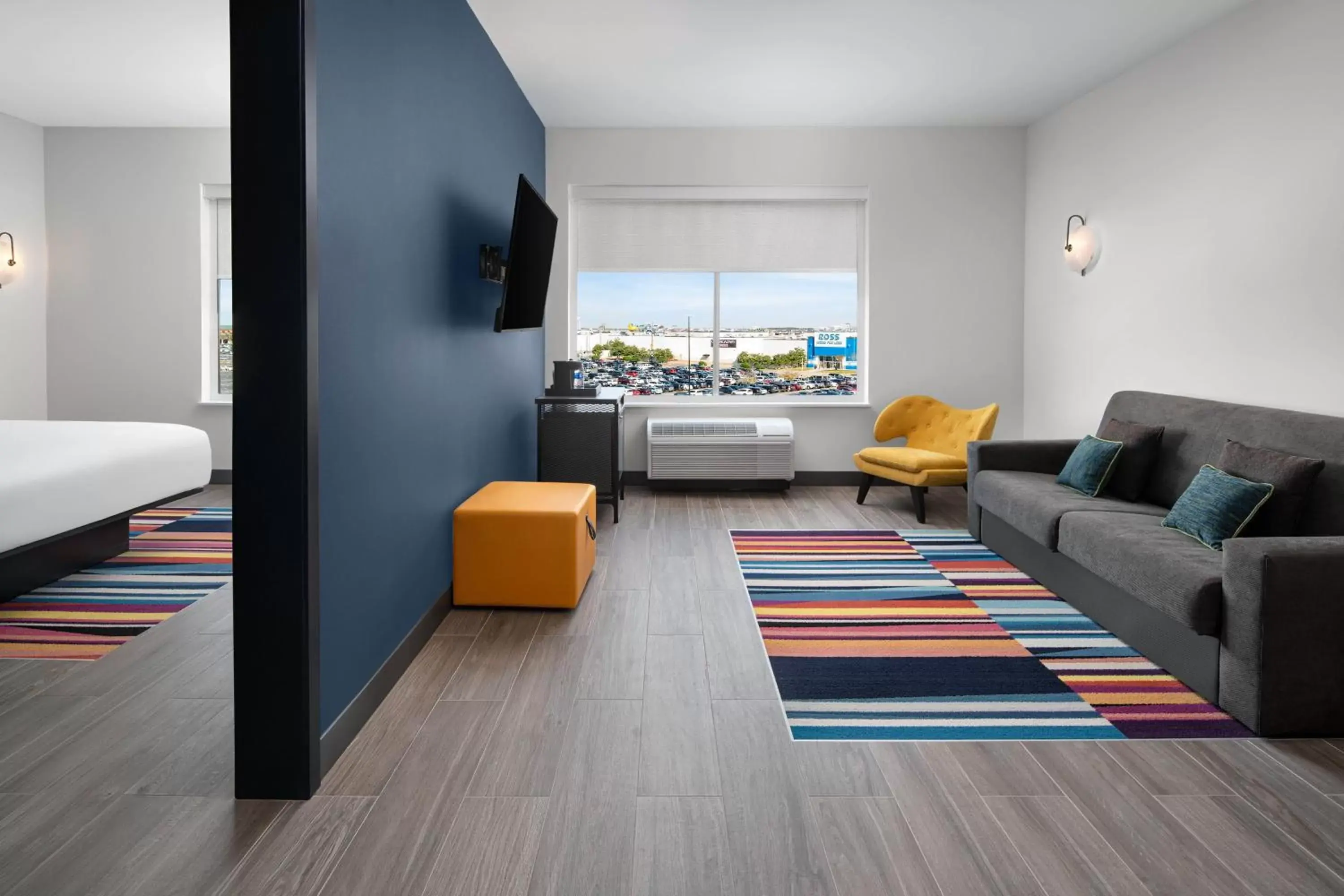 Bedroom, Seating Area in Aloft Katy Mills